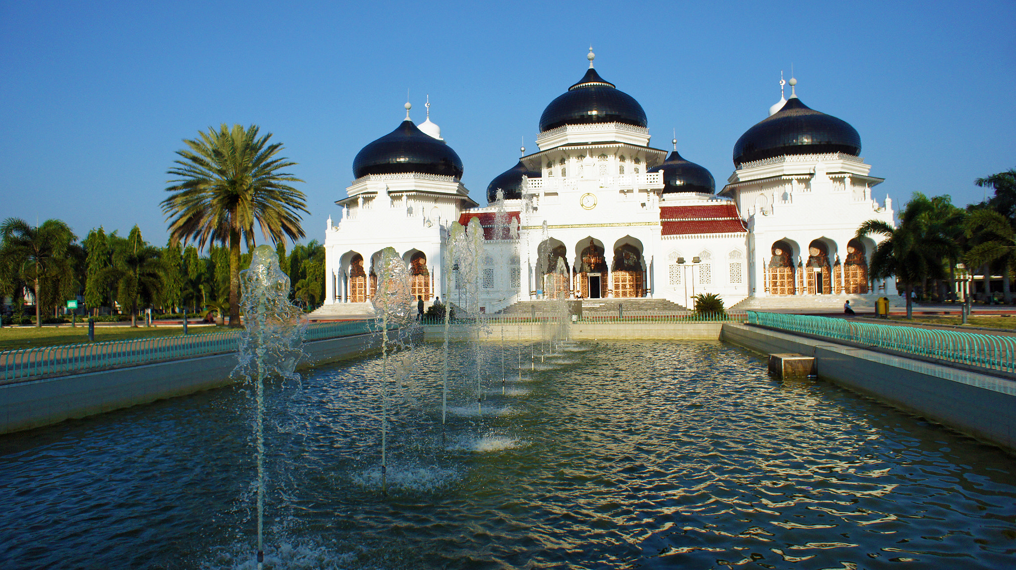 Sony Alpha NEX-5 + Sony E 16mm F2.8 sample photo. Beautiful grand mosque photography