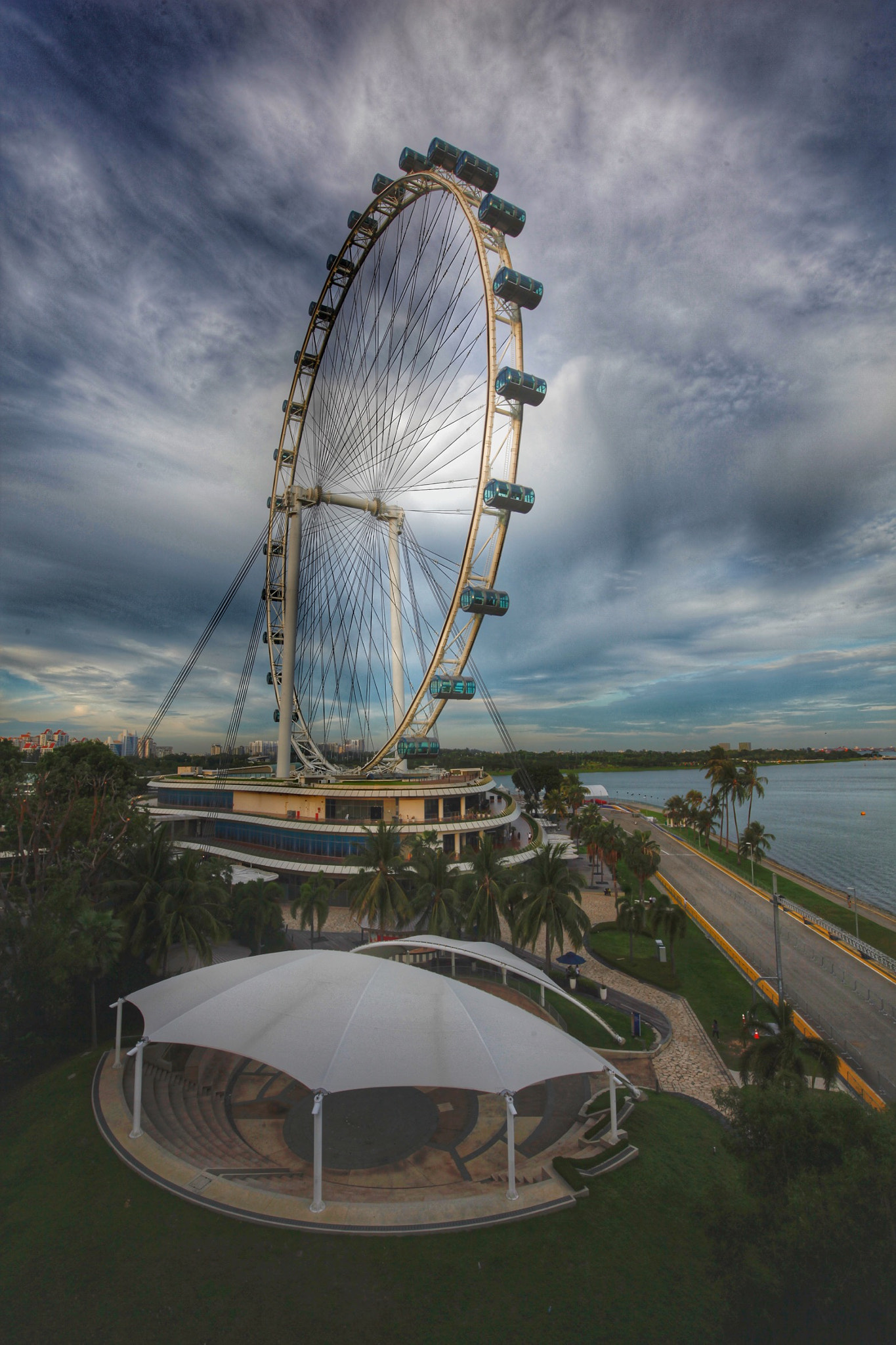 Canon EF 16-35mm F4L IS USM sample photo. Singapore flyer photography