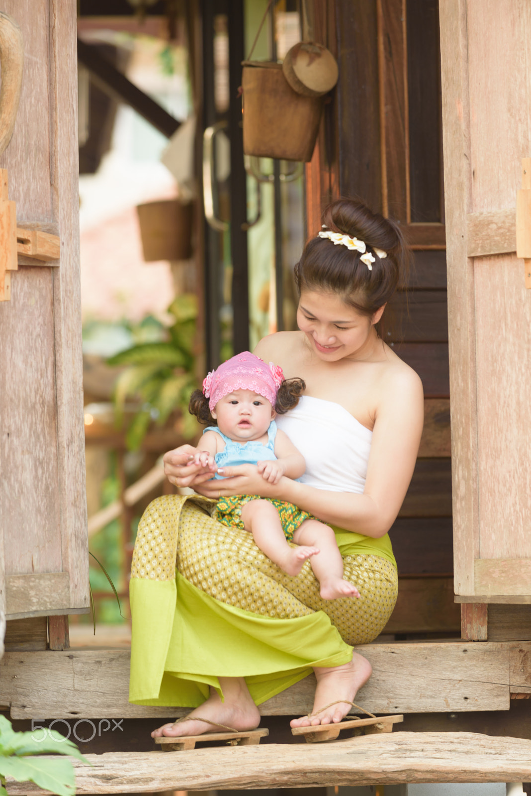 Nikon D750 + AF-S Zoom-Nikkor 80-200mm f/2.8D IF-ED sample photo. Asian mom with child in lanna suit(thai style suit) photography