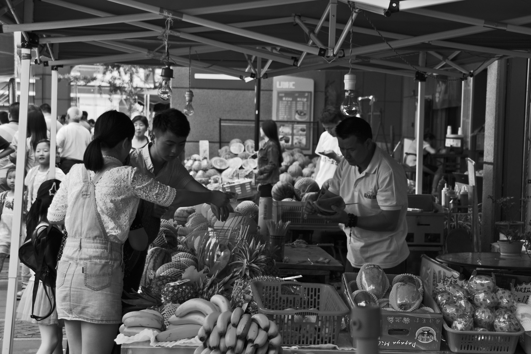 Samsung NX500 + Samsung NX 18-55mm F3.5-5.6 OIS sample photo. Street photo #5 bw photography