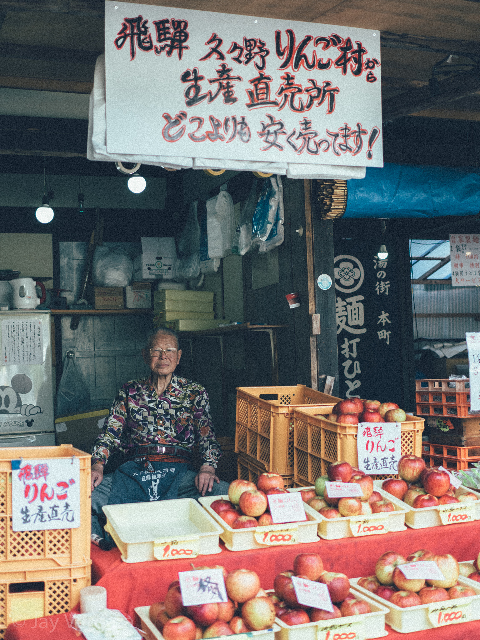 Olympus OM-D E-M5 II + Olympus M.Zuiko Digital 25mm F1.8 sample photo. Apple store at the kiso valley photography