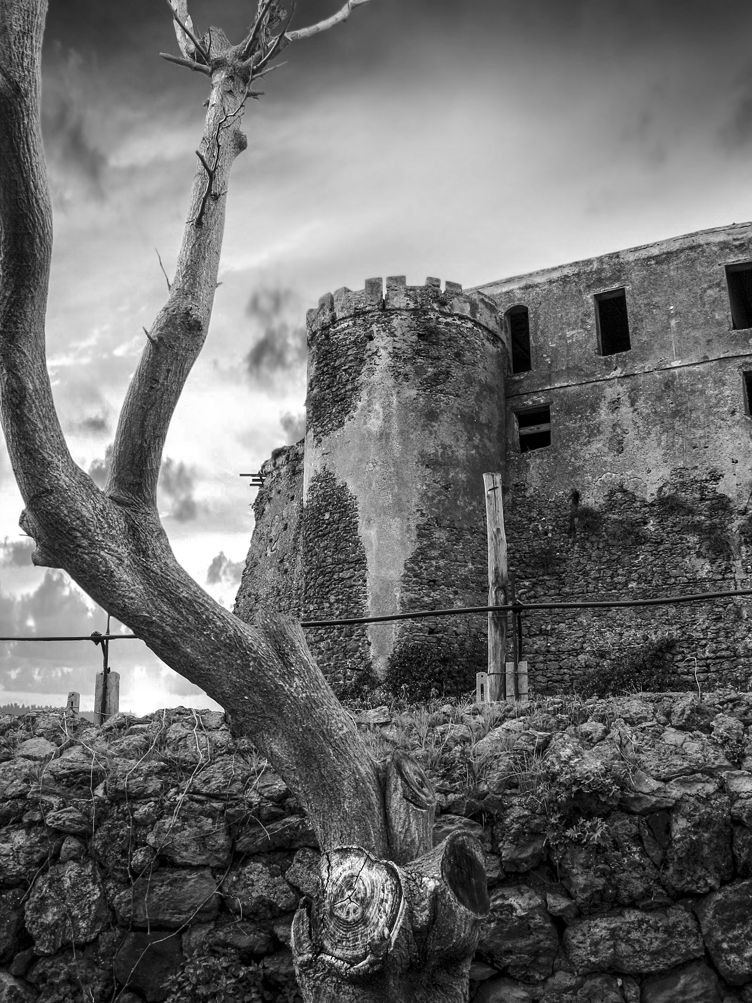 Canon POWERSHOT G9 sample photo. Castle bw photography
