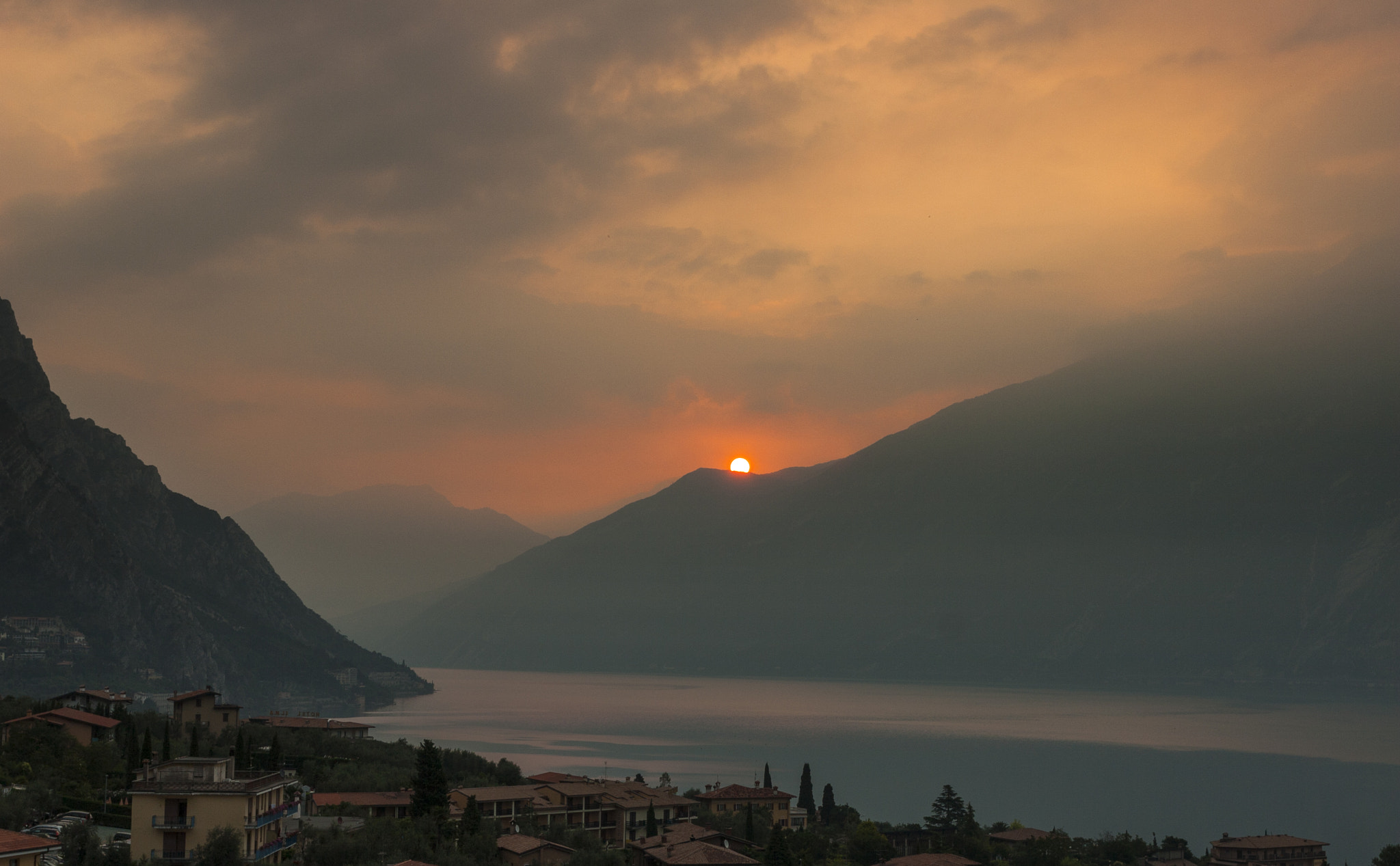 Canon EOS 30D + Canon EF 17-40mm F4L USM sample photo. Sunrise over lake garda photography