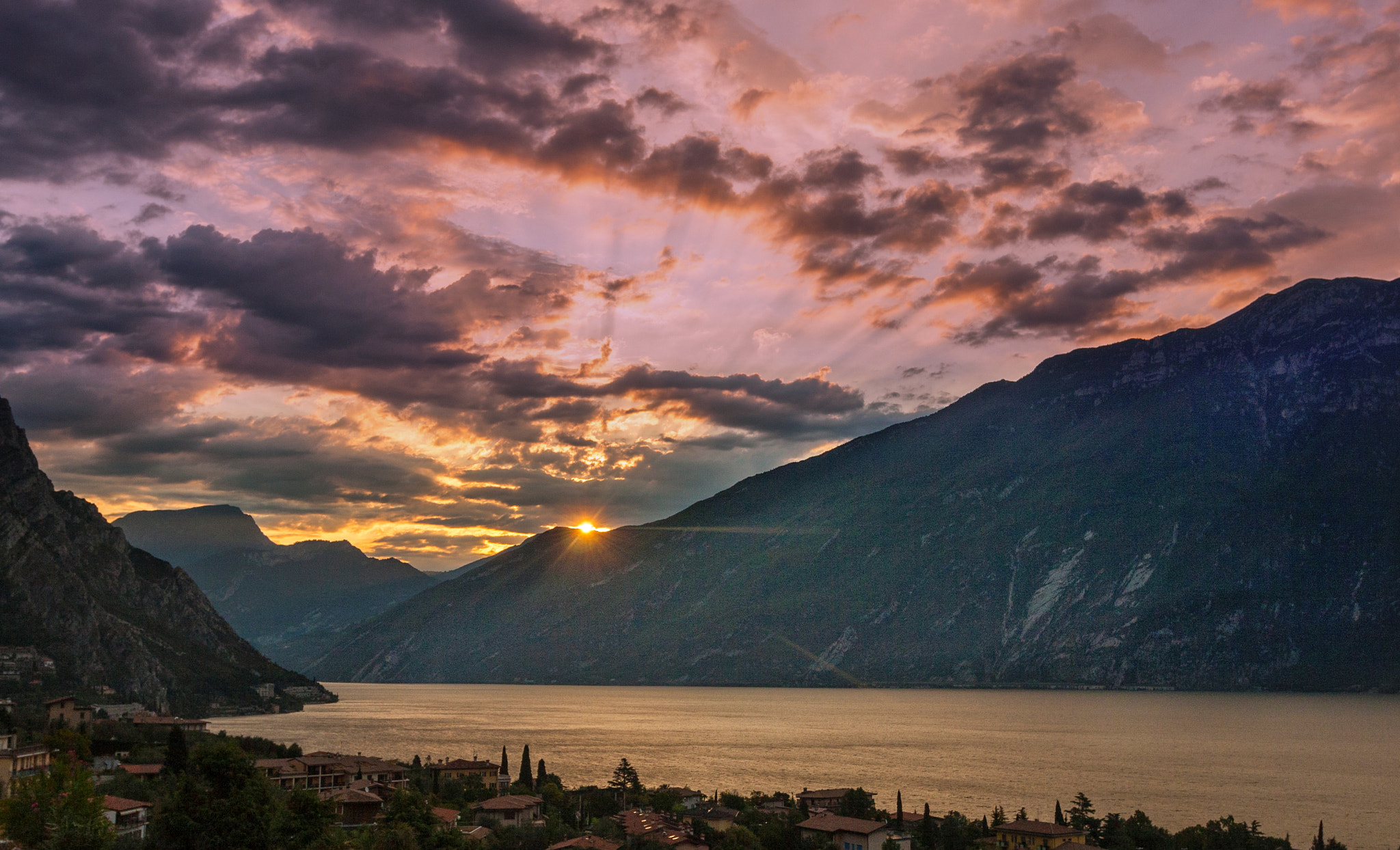 Canon EOS 30D + Canon EF 17-40mm F4L USM sample photo. Lake garda sunrise photography