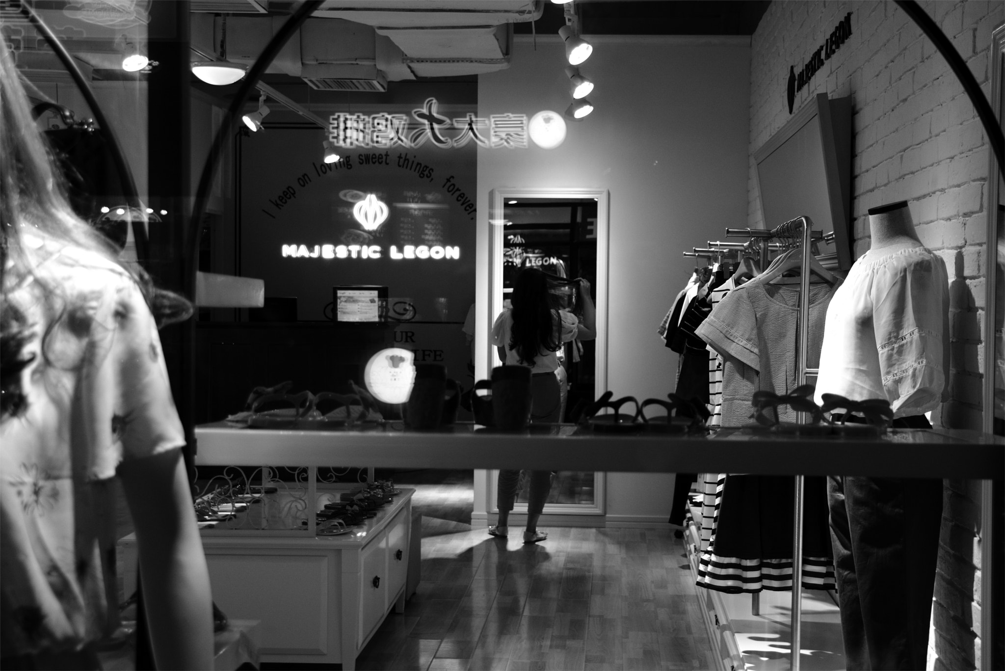 Samsung NX 18-55mm F3.5-5.6 OIS sample photo. Street photo #21 bw photography