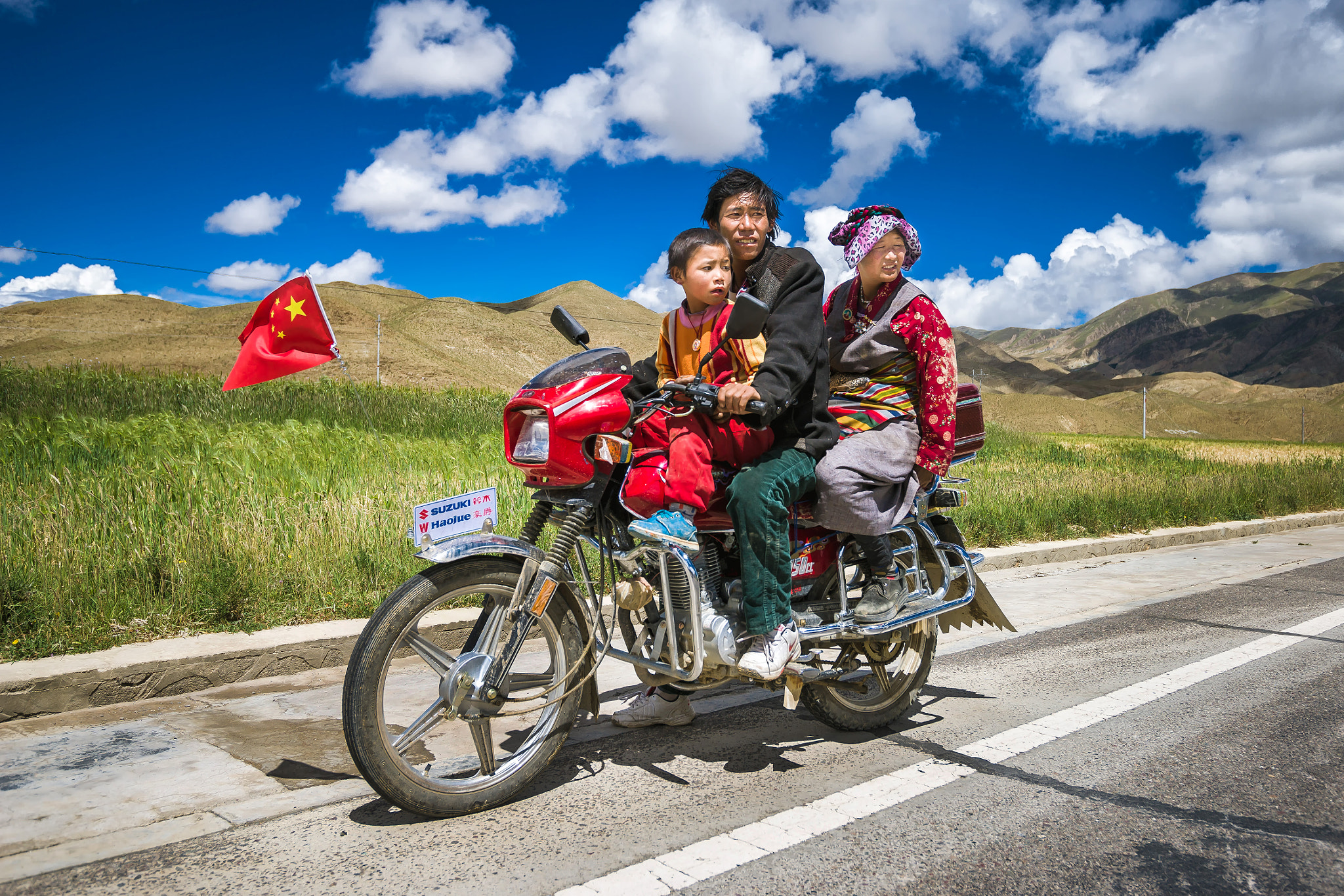 Sony a99 II + Sony Vario-Sonnar T* 16-35mm F2.8 ZA SSM sample photo. Tibetan family on the bike photography