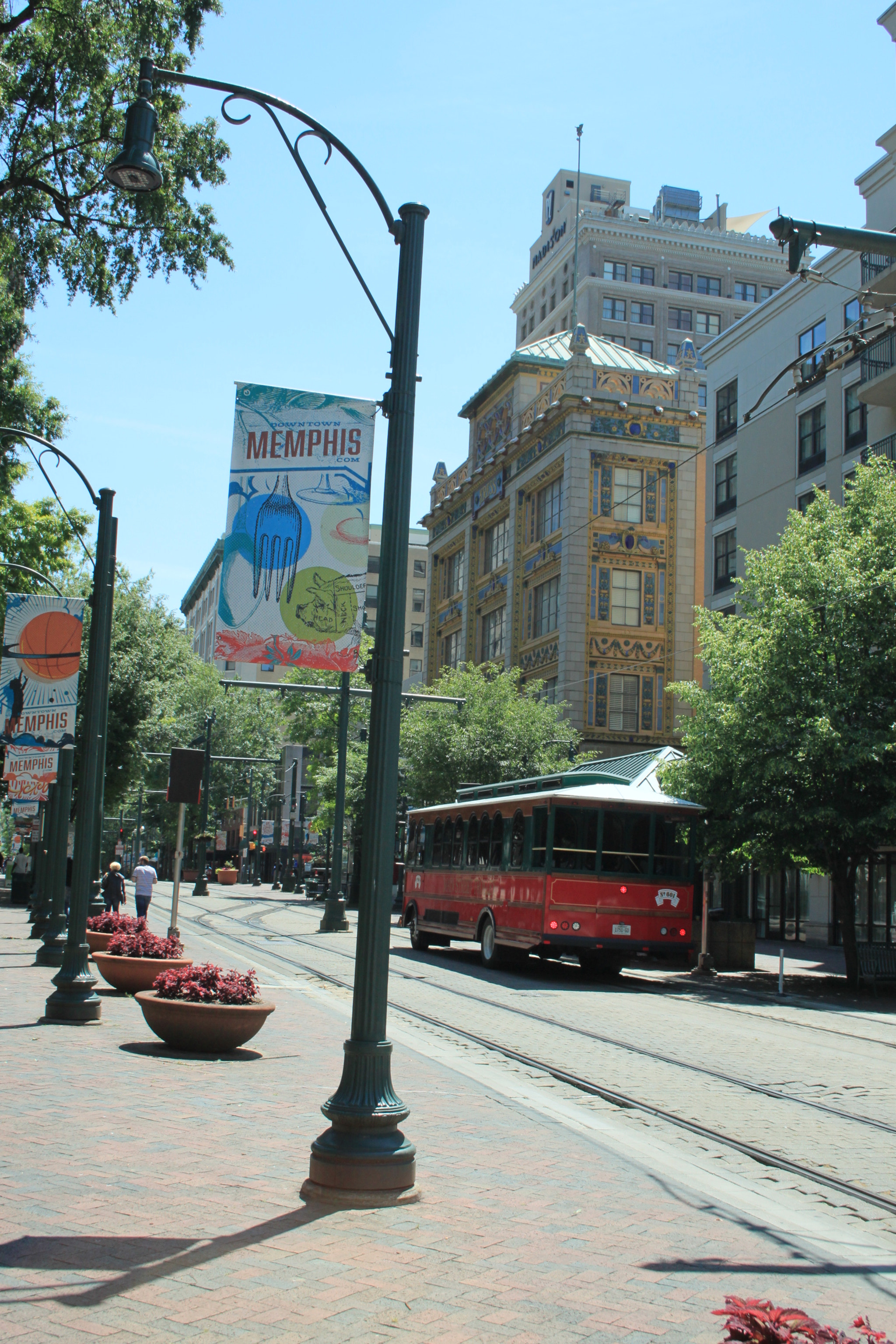 Canon EF-S 18-55mm F3.5-5.6 sample photo. Main street trolley memphis tn photography