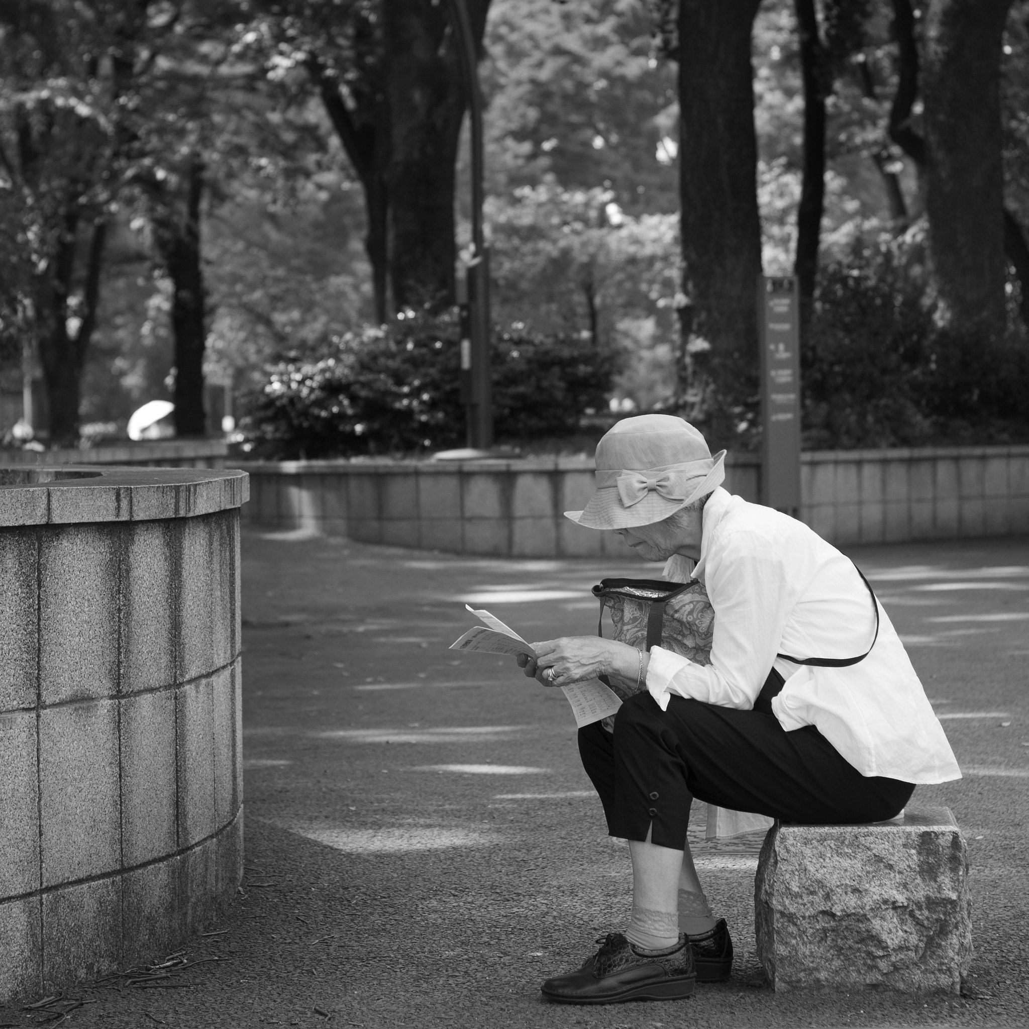 Canon EOS 400D (EOS Digital Rebel XTi / EOS Kiss Digital X) + Canon EF 50mm f/1.8 sample photo. Woman reading photography