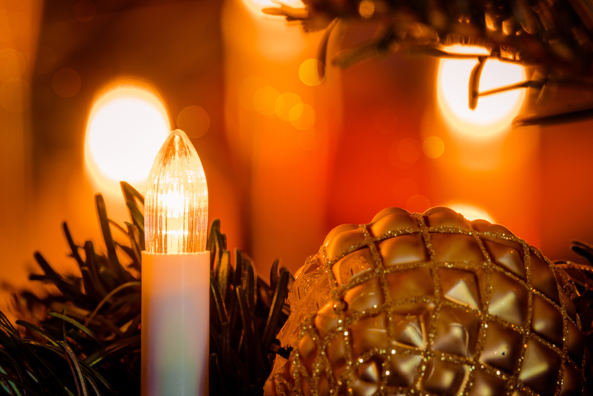 Sony a7R + Sony 70-400mm F4-5.6 G SSM II sample photo. Shiny xmas lights on a tree photography