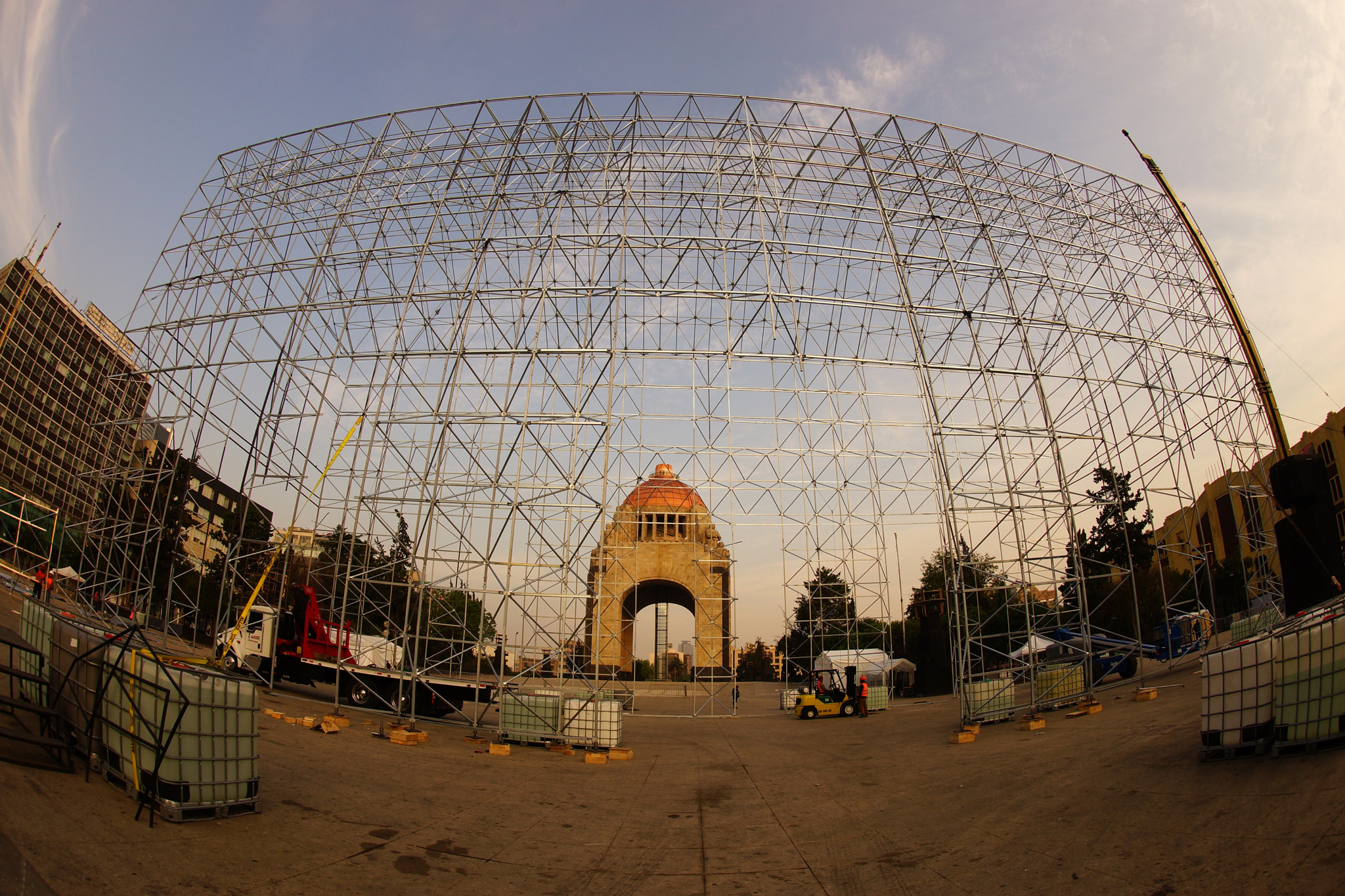 Sony a99 II + Sony 16mm F2.8 Fisheye sample photo. Andamios & revolución photography