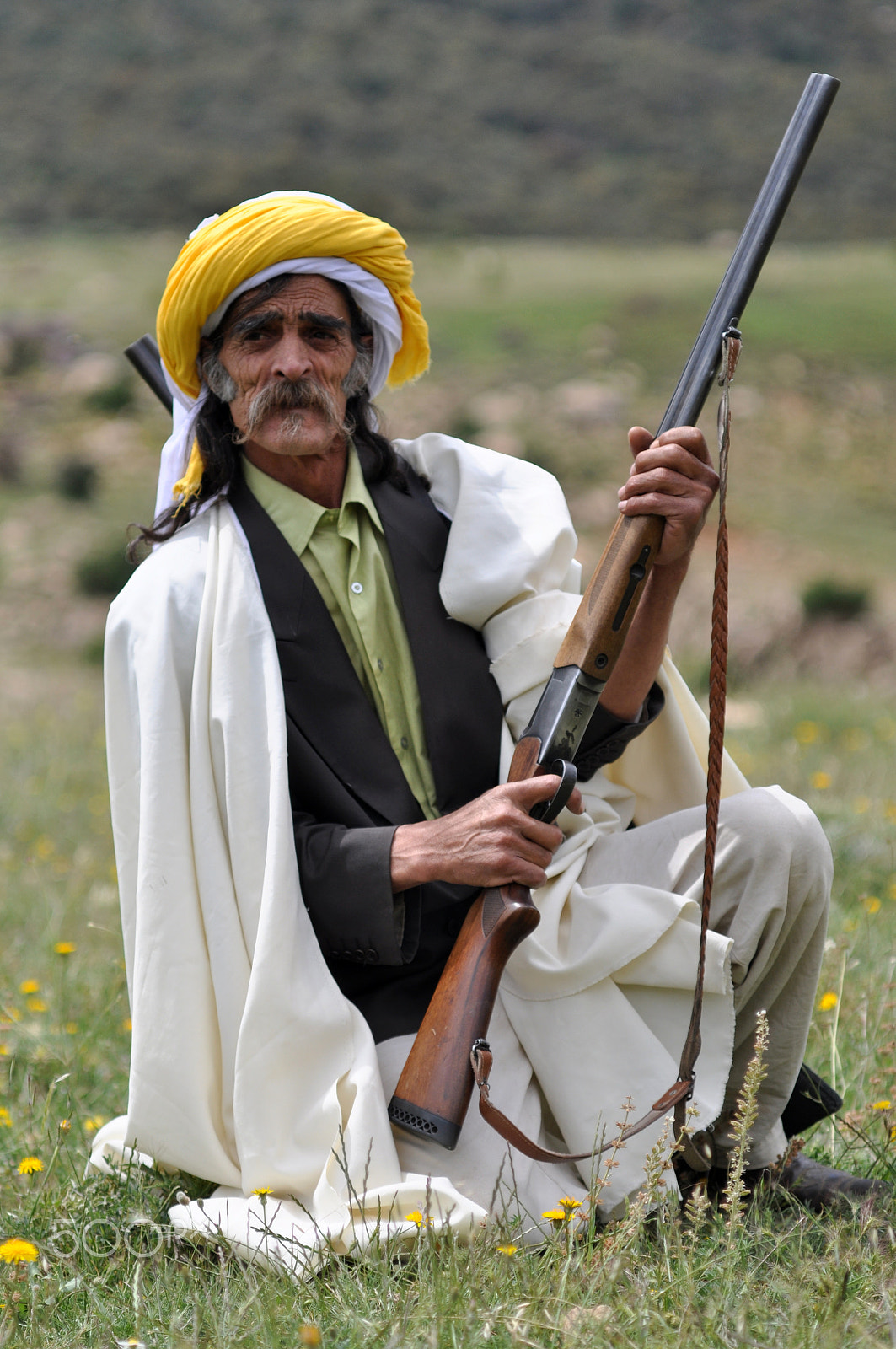 Tamron SP AF 90mm f/2.5 Macro (152E) sample photo. Oldman & gun.jpg photography