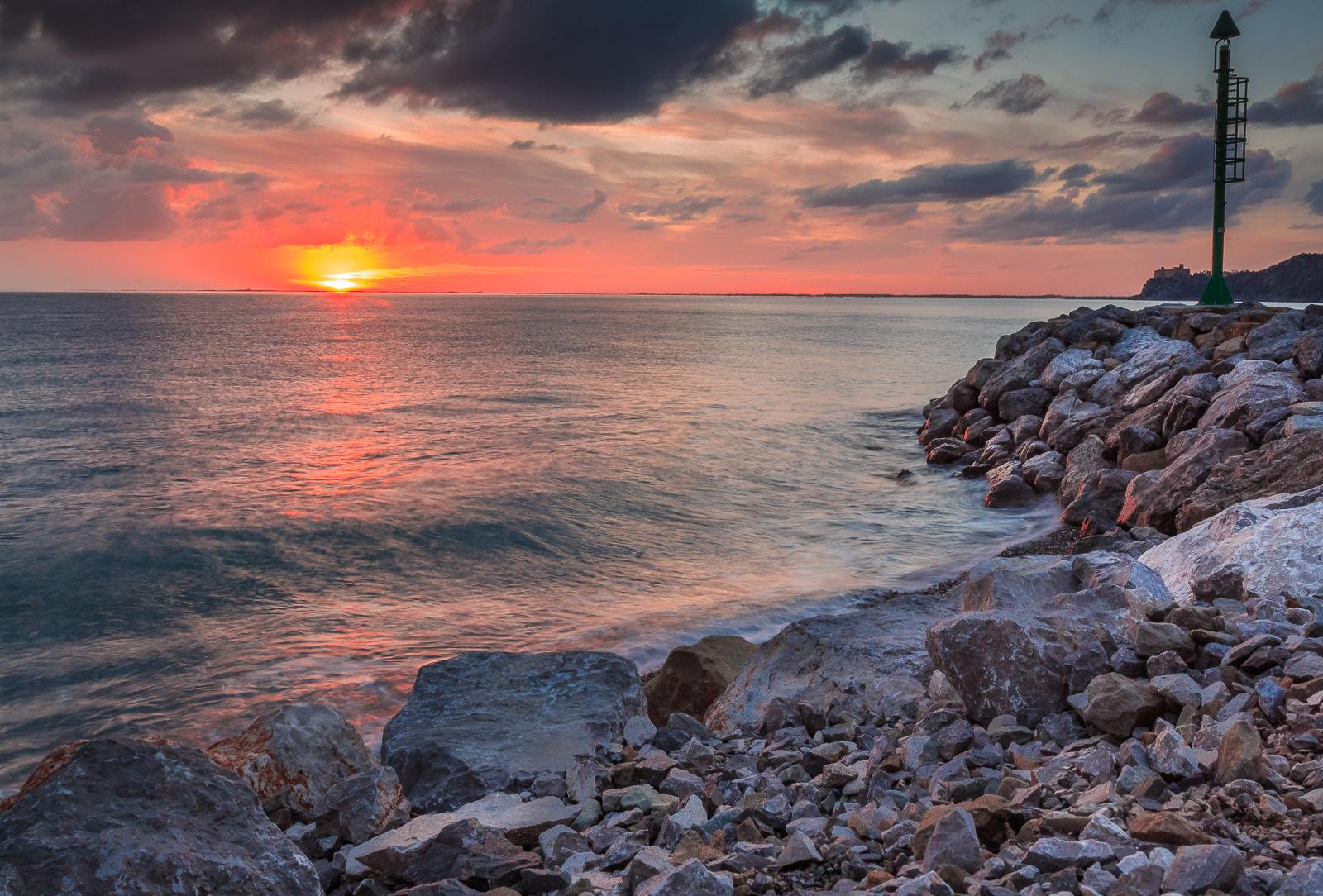 Canon EOS 700D (EOS Rebel T5i / EOS Kiss X7i) + Canon EF 16-35mm F4L IS USM sample photo. Sunset photography