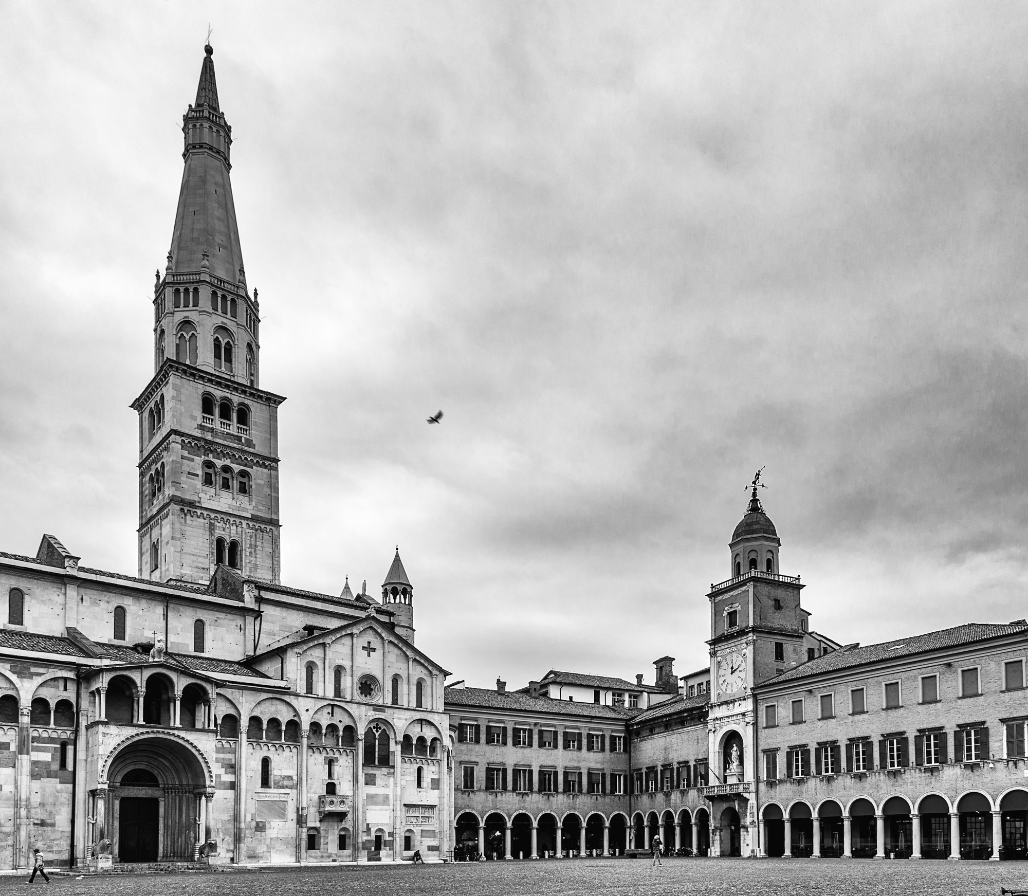Pentax K-5 IIs sample photo. Piazza grande modena photography