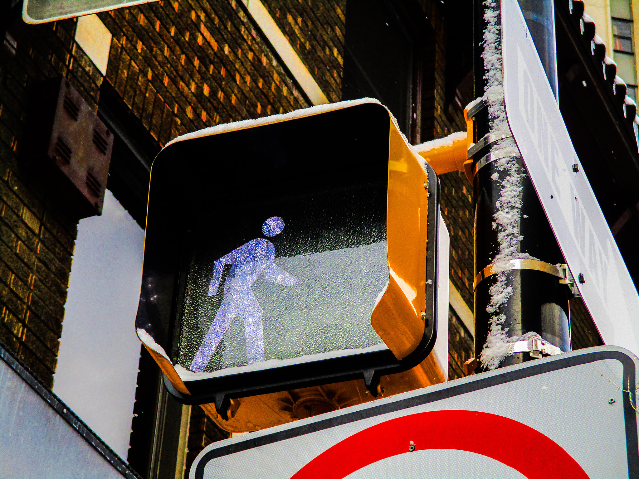 Canon PowerShot ELPH 160 (IXUS 160 / IXY 150) sample photo. Crosswalk sign photography