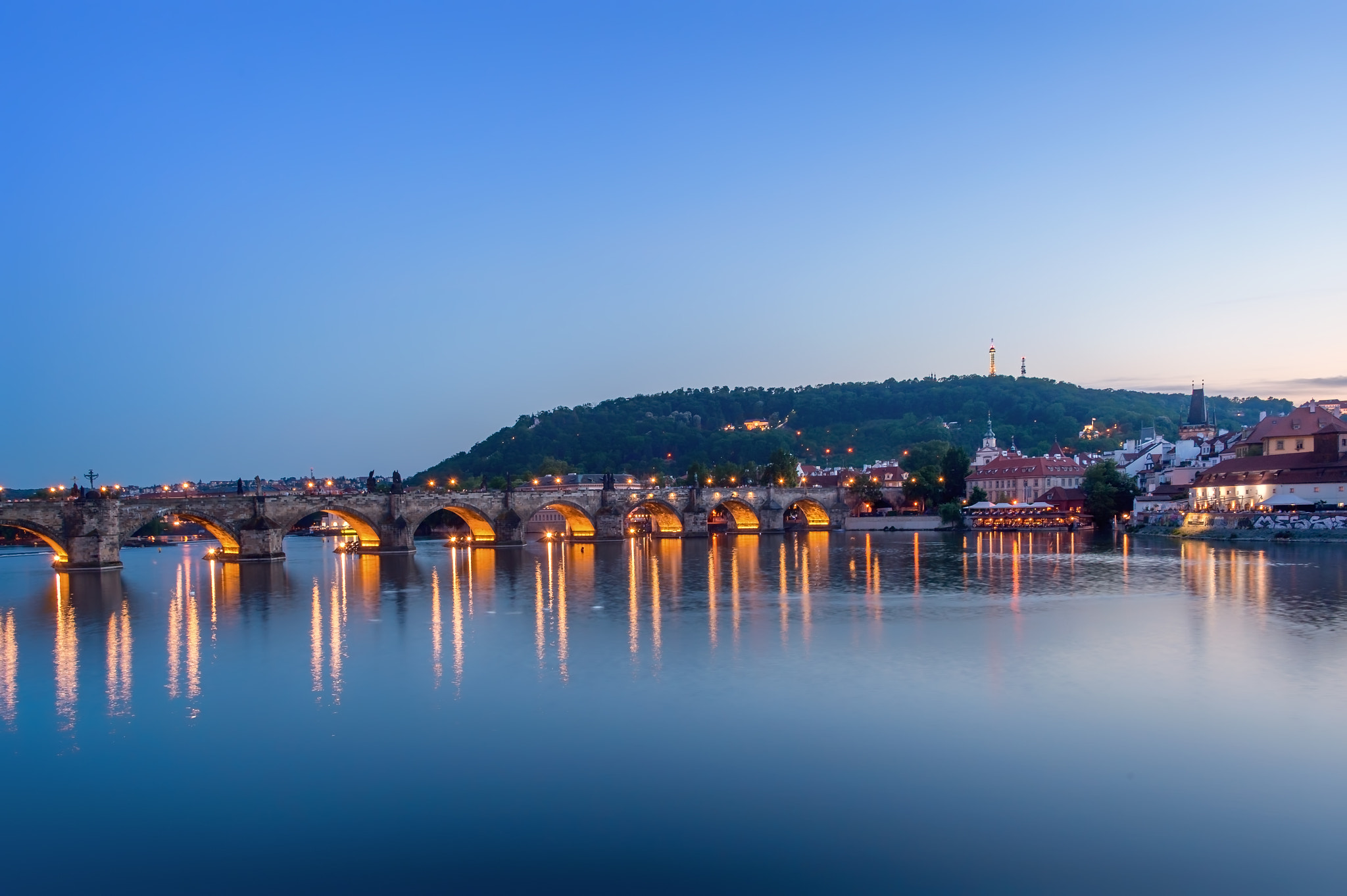 Nikon D4S + Nikon AF-S Nikkor 28-300mm F3.5-5.6G ED VR sample photo. Prague, czech republic (sunday evening) photography