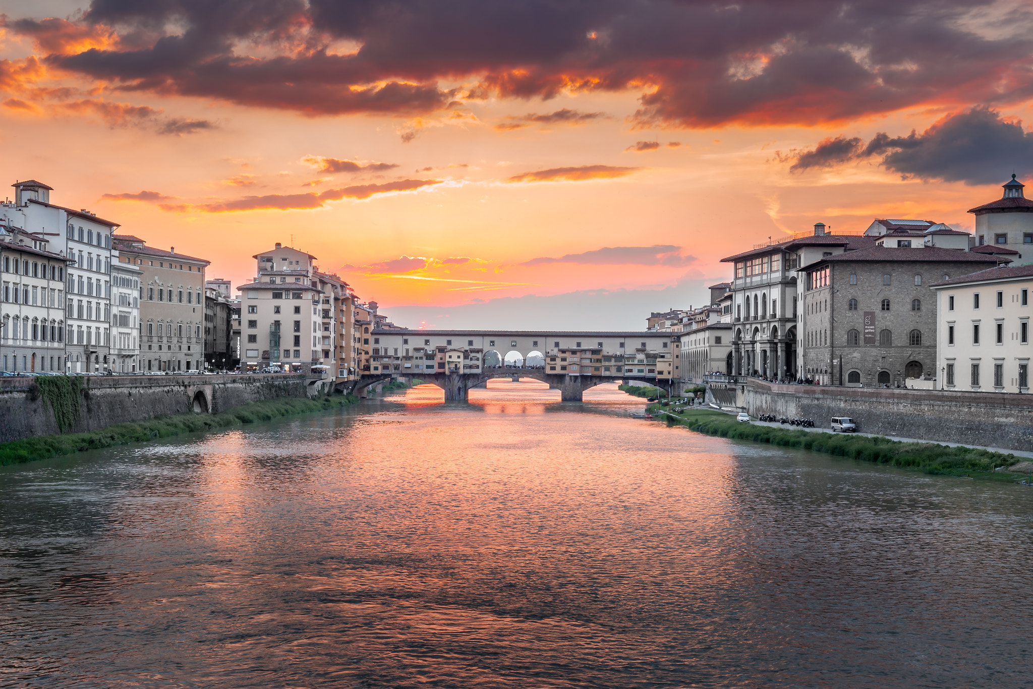 Canon EOS 100D (EOS Rebel SL1 / EOS Kiss X7) + Canon EF 16-35mm F4L IS USM sample photo. Sunset at ponte vecchio. photography