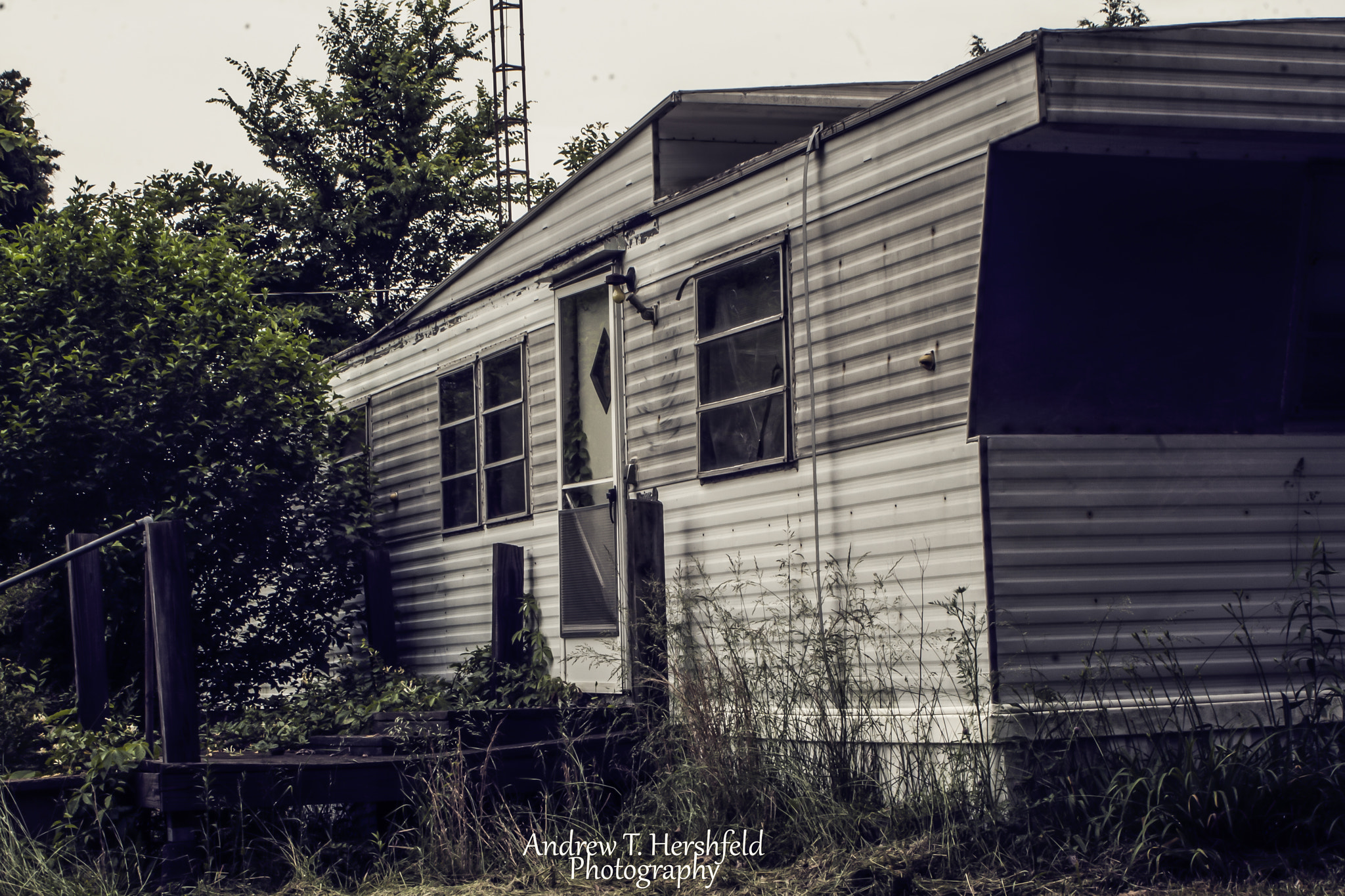 Canon EF 28-80mm f/3.5-5.6 sample photo. Abandoned mobile home photography
