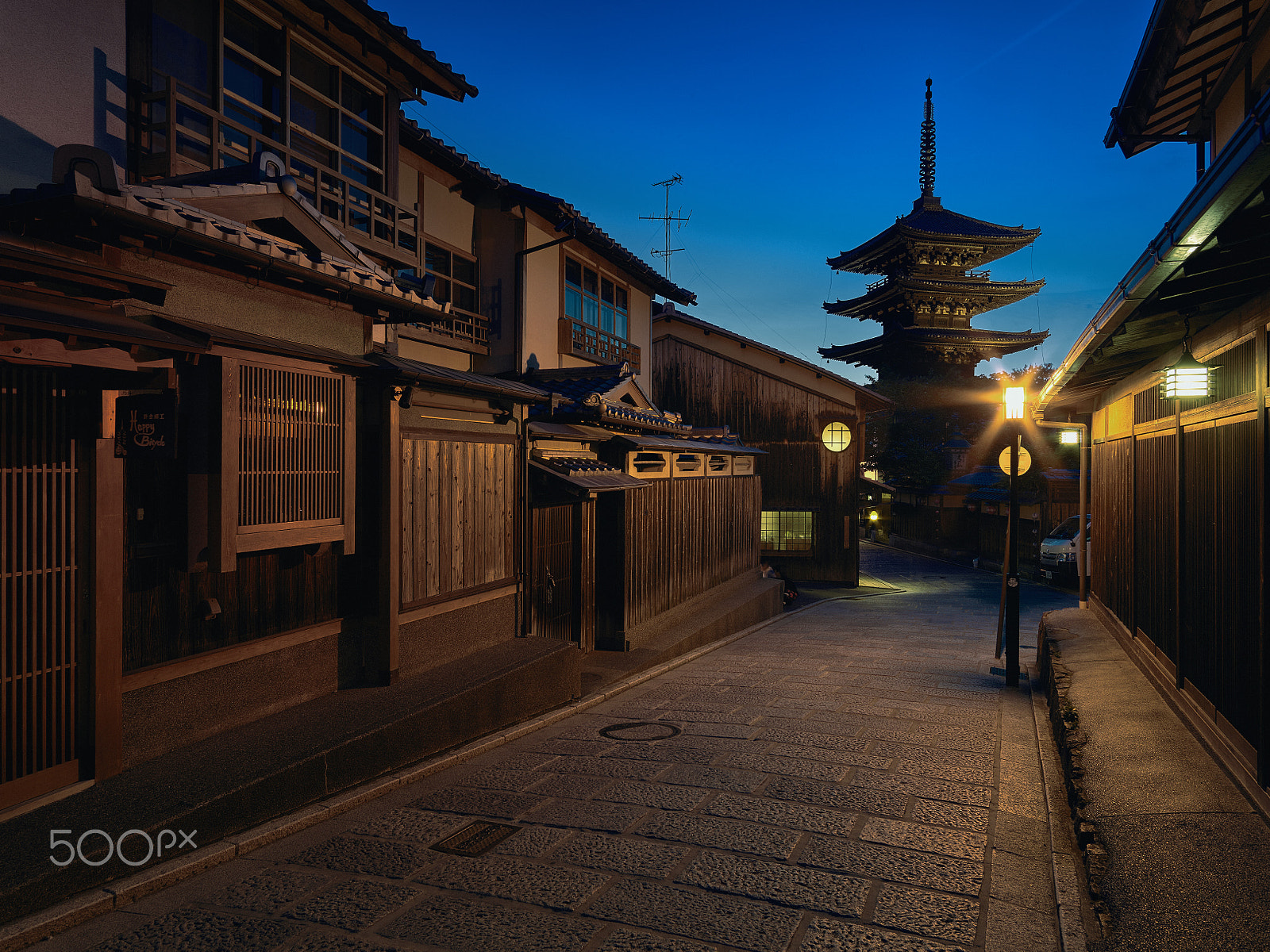 Phase One IQ250 sample photo. Yasaka pagoda in hokan-ji near ishibe alley in kyoto photography