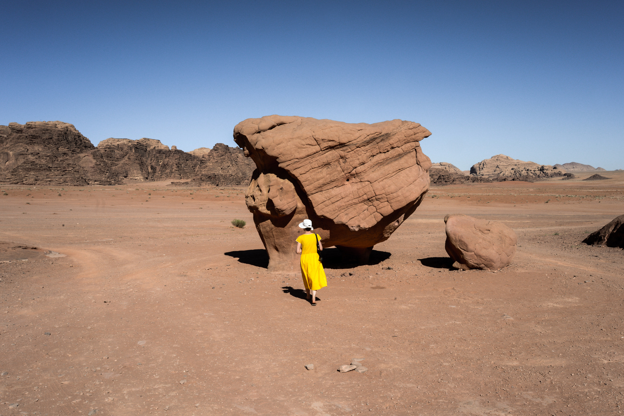 AF Zoom-Nikkor 28-80mm f/3.3-5.6G sample photo. The woman in yellow photography