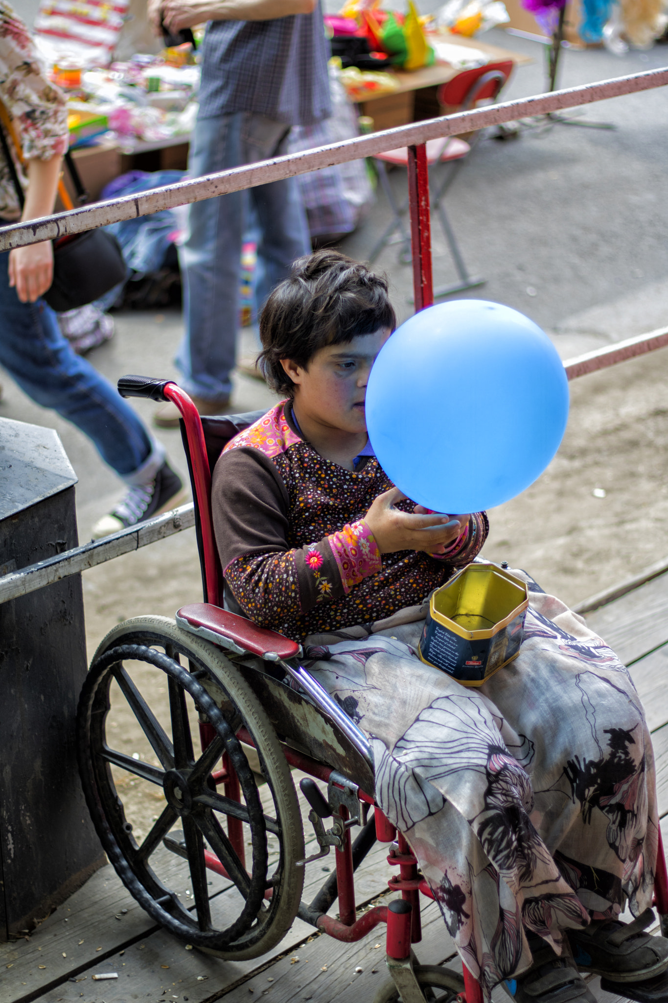 Canon EOS 750D (EOS Rebel T6i / EOS Kiss X8i) + Canon EF 50mm F1.8 II sample photo. Blue balloon photography