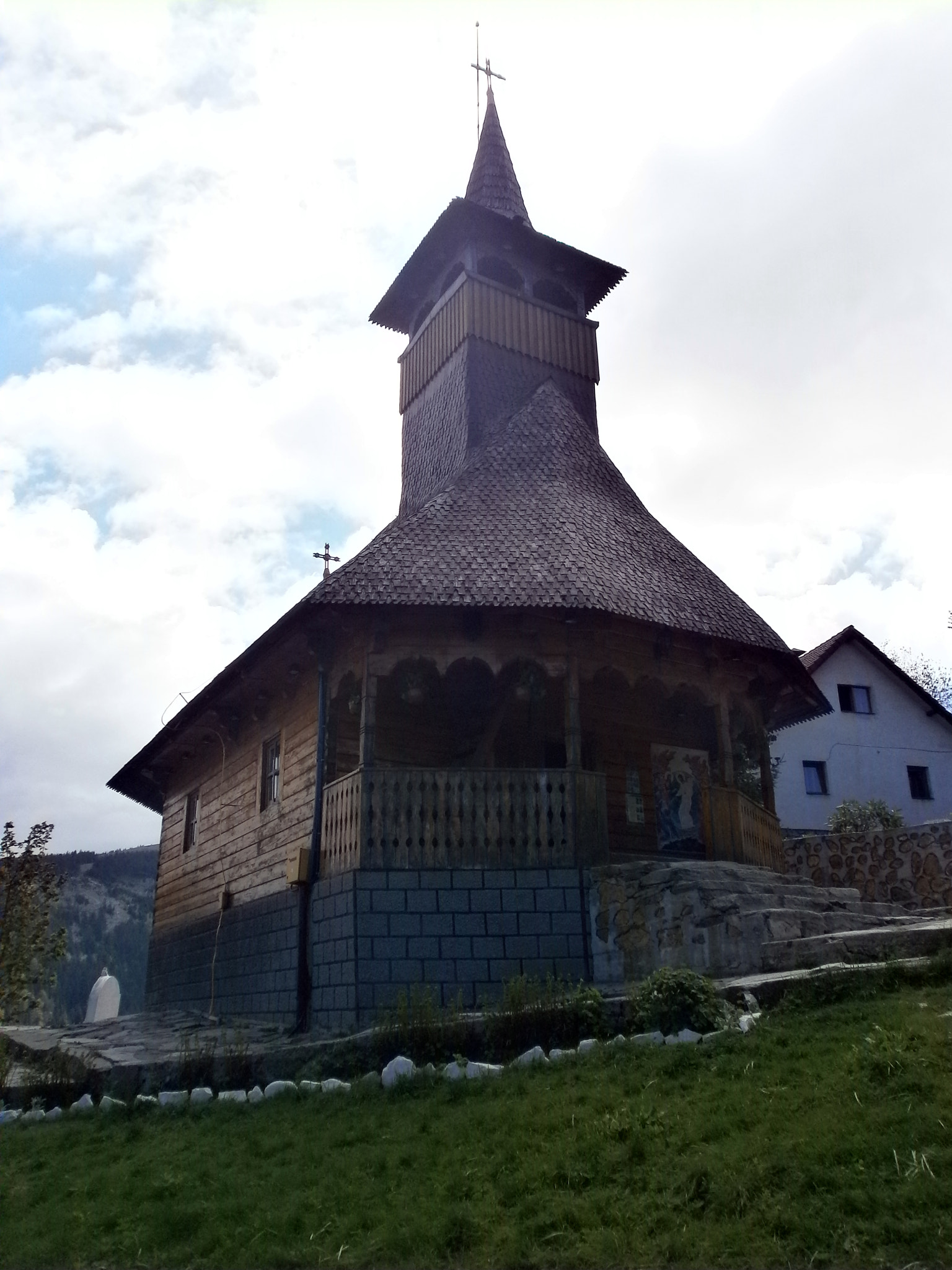 Olympus VG150,D735 sample photo. Wooden church photography