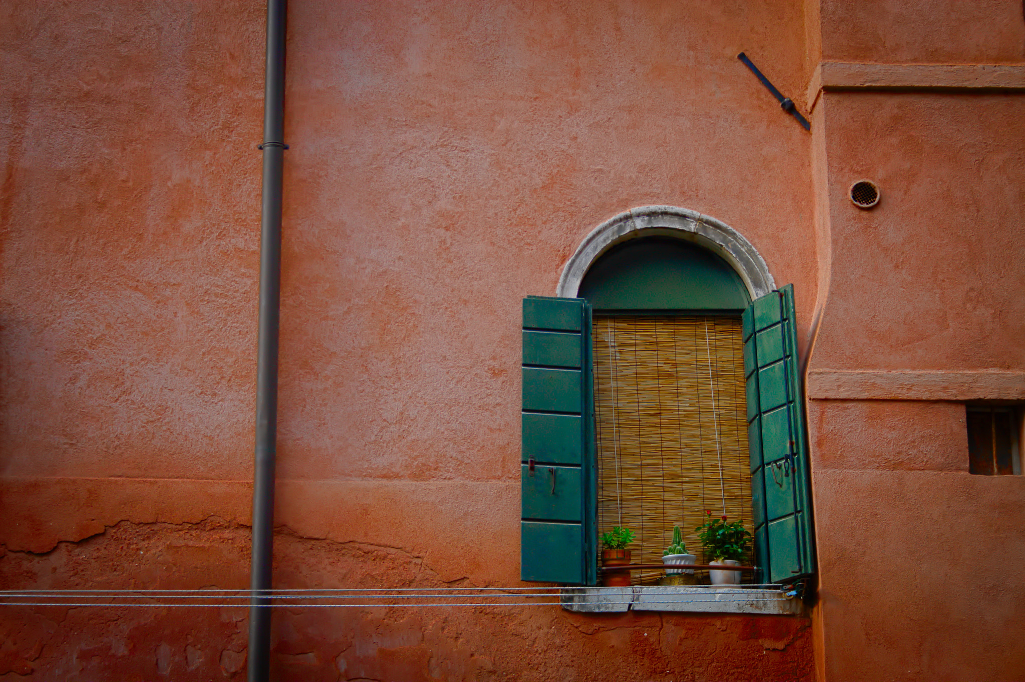 Canon EOS 30D + Canon EF-S 18-55mm F3.5-5.6 sample photo. A window with a story photography