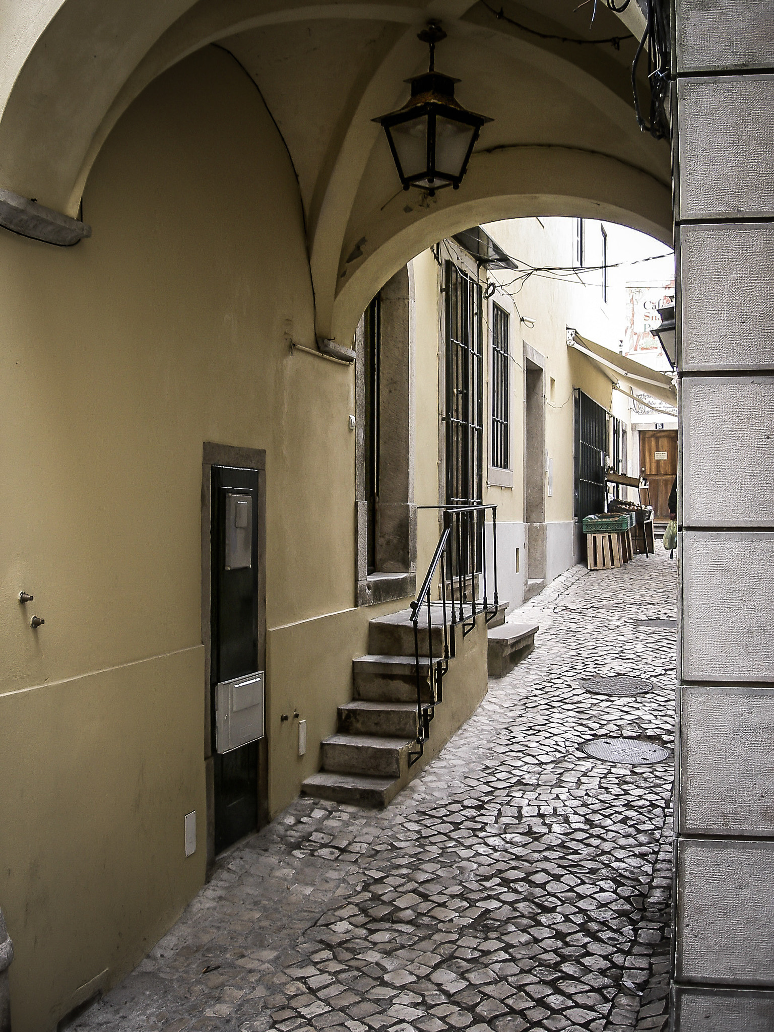 KONICA MINOLTA DiMAGE G500 sample photo. Side street in portugal photography