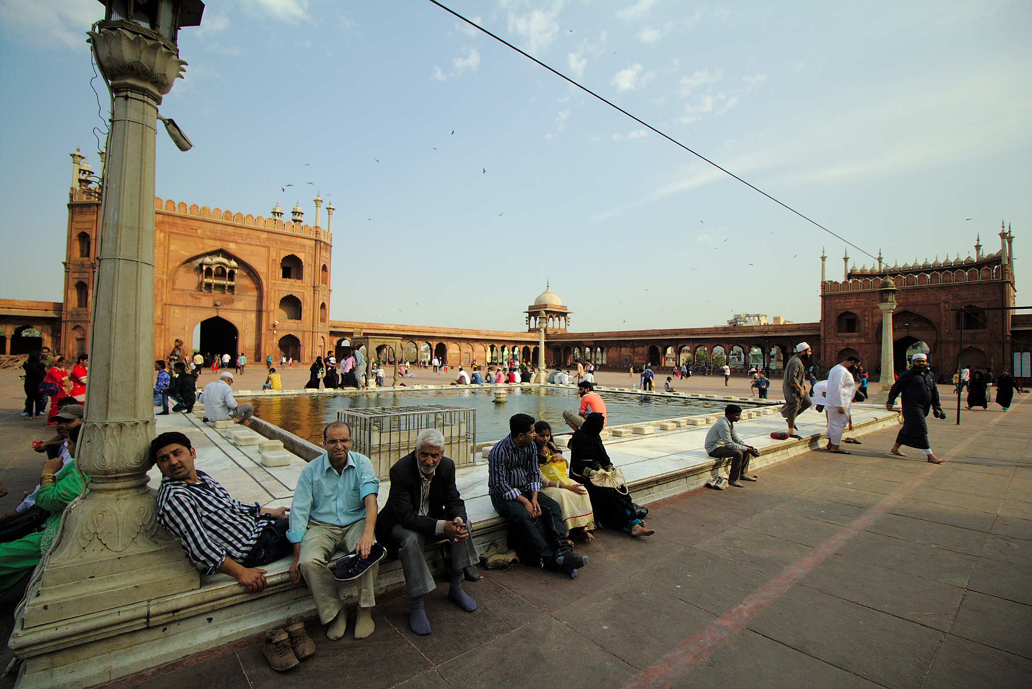 Canon EF-S 10-18mm F4.5–5.6 IS STM sample photo. Worshippers and city dwellers. photography