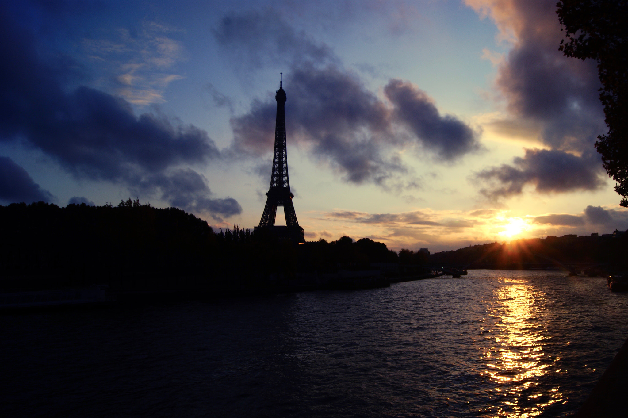 Sony DT 18-55mm F3.5-5.6 SAM II sample photo. Paris at sunset photography