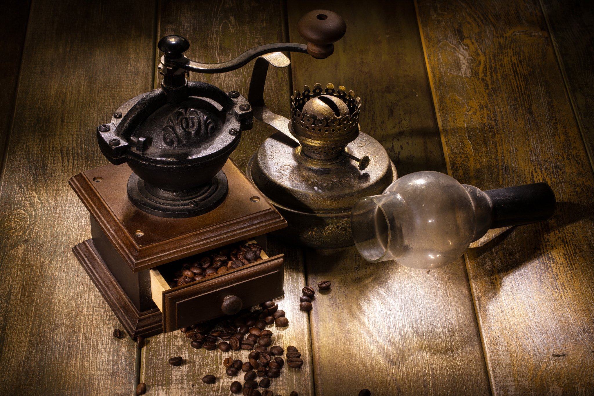 Canon EOS-1Ds Mark III + Canon EF 100mm F2.8L Macro IS USM sample photo. Coffee mill and old oil lamp photography