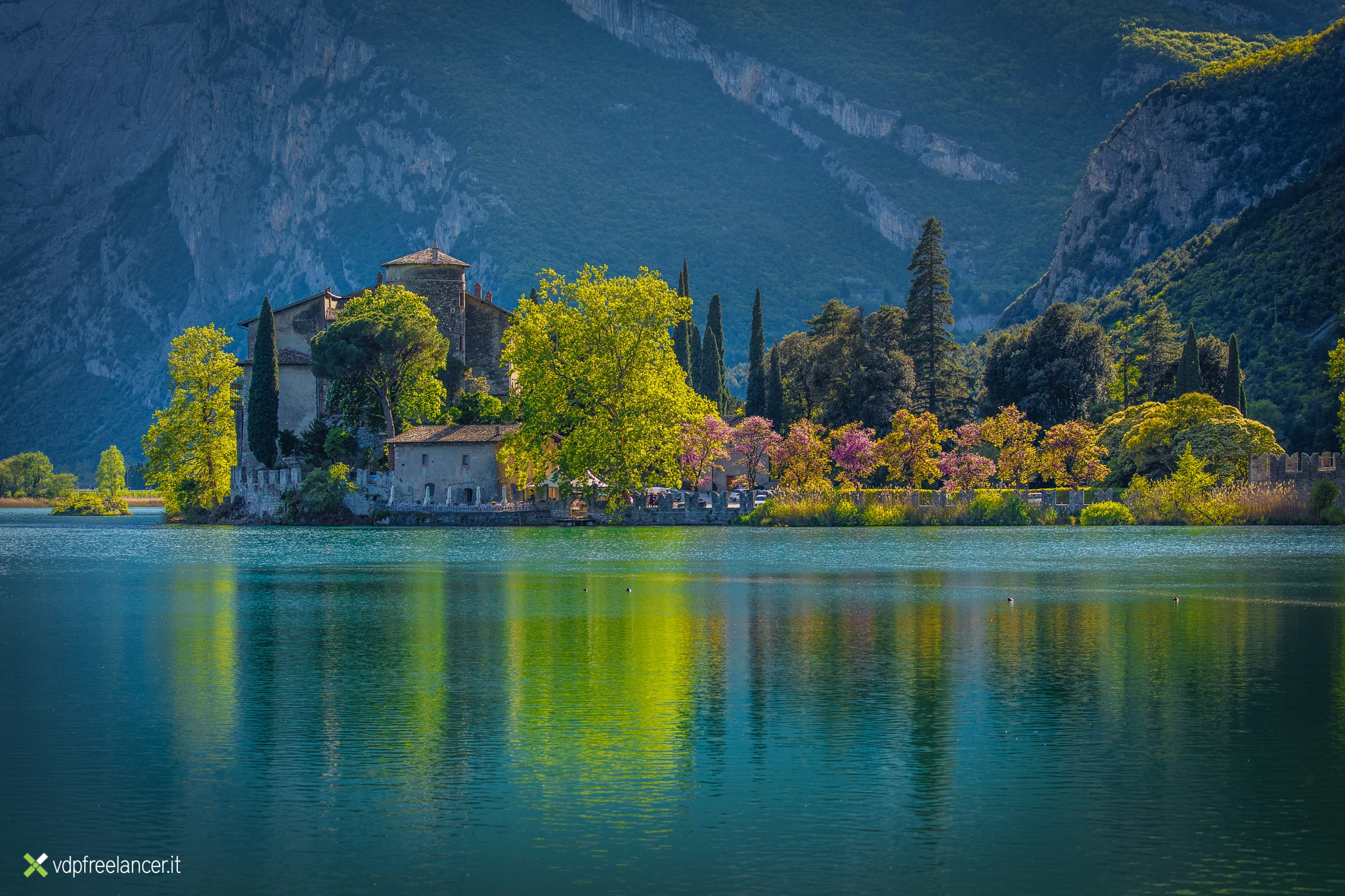 Canon EF 100-400mm F4.5-5.6L IS II USM sample photo. Sunset in toblino castle photography