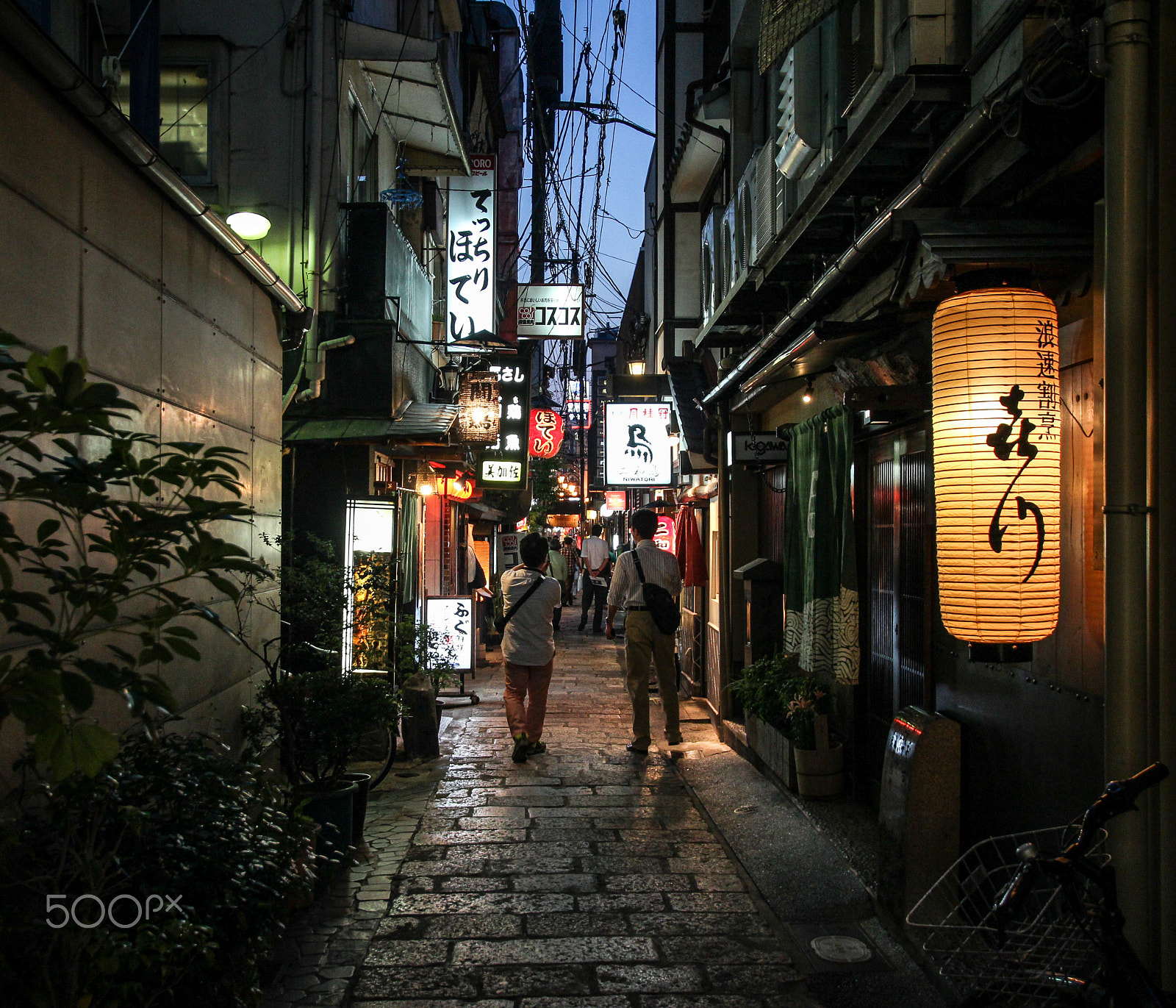 Canon EOS 600D (Rebel EOS T3i / EOS Kiss X5) sample photo. Osakan alleyway photography