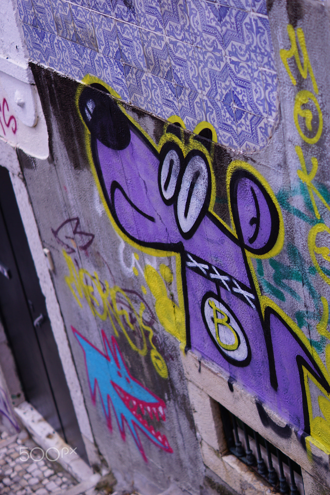 Sony SLT-A65 (SLT-A65V) + Sony DT 50mm F1.8 SAM sample photo. Lisbonne graffiti photography