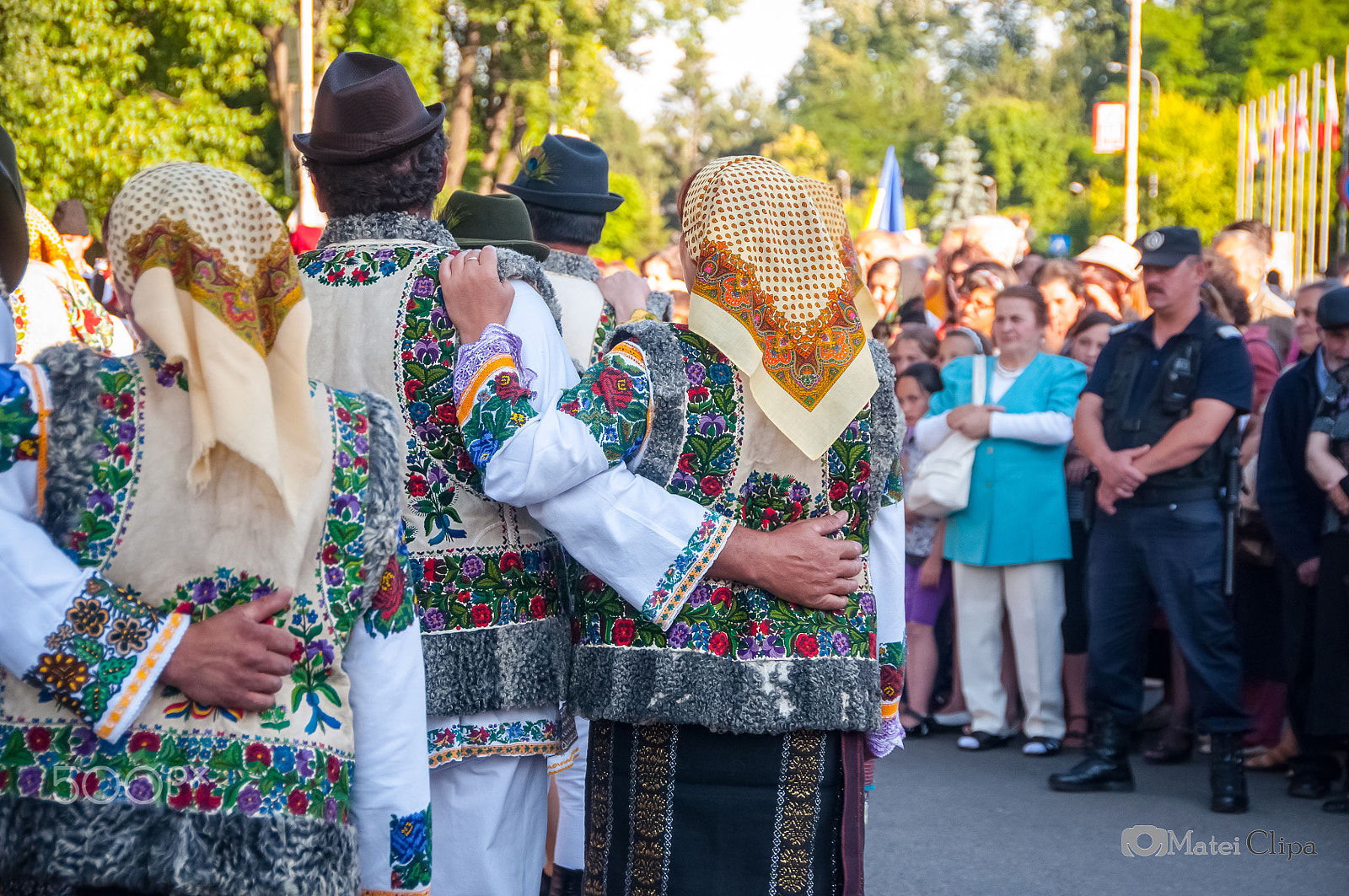 Sigma 18-250mm F3.5-6.3 DC OS HSM sample photo. Romanian hug photography