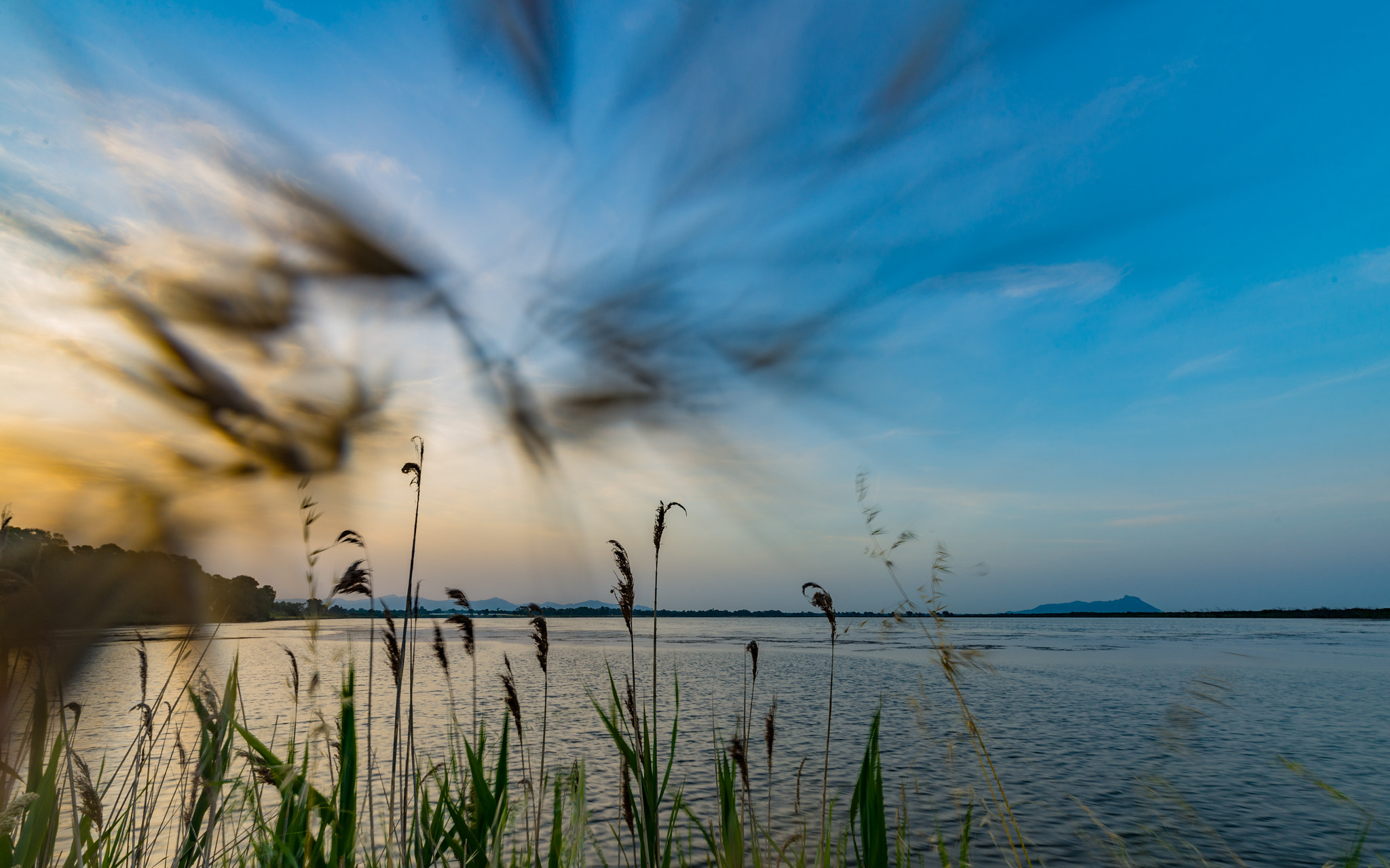 Tamron SP 15-30mm F2.8 Di VC USD sample photo. Vento sul lago monaci photography
