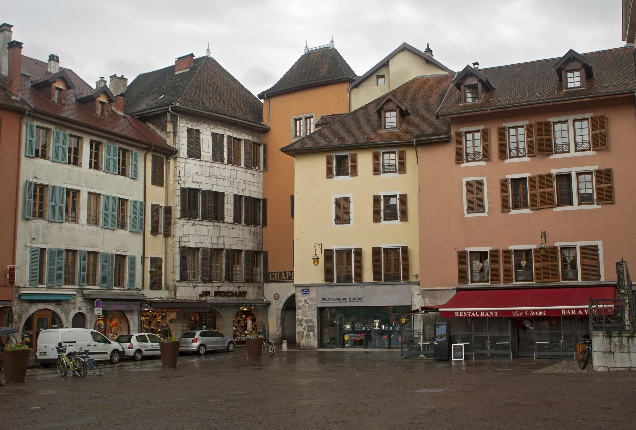 Canon EF 20-35mm F3.5-4.5 USM sample photo. Place notre dame (annecy) photography