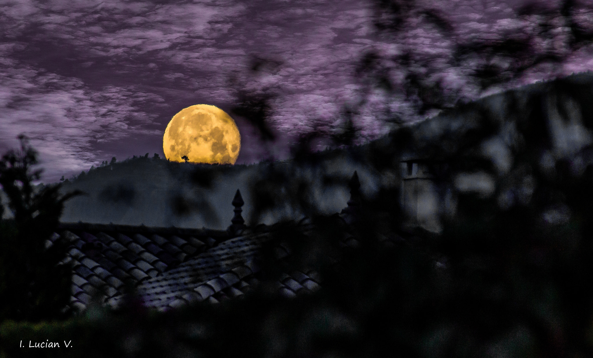 Canon EF-S 18-200mm F3.5-5.6 IS sample photo. Moon going to sleep photography