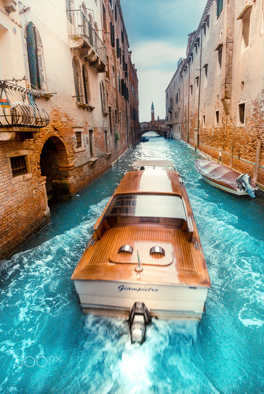 Nikon 1 Nikkor VR 6.7-13mm F3.5-5.6 sample photo. Venice boating photography