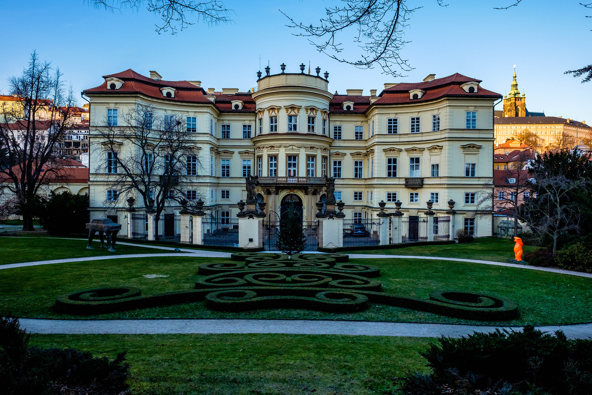 Fujifilm X-E2 + Fujifilm XF 16mm F1.4 R WR sample photo. Im palais lobkowitz in prag befindet sich die deutsche botschaft und der balkon ist legendär. photography