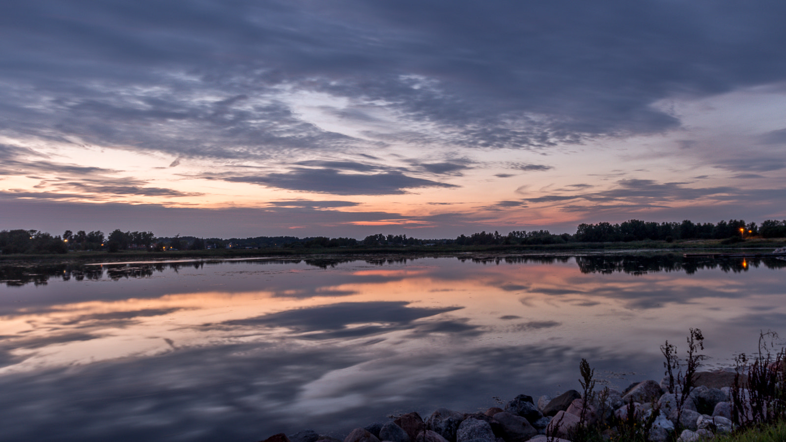 Canon EOS 700D (EOS Rebel T5i / EOS Kiss X7i) + Canon EF 16-35mm F4L IS USM sample photo. Blue sunset photography