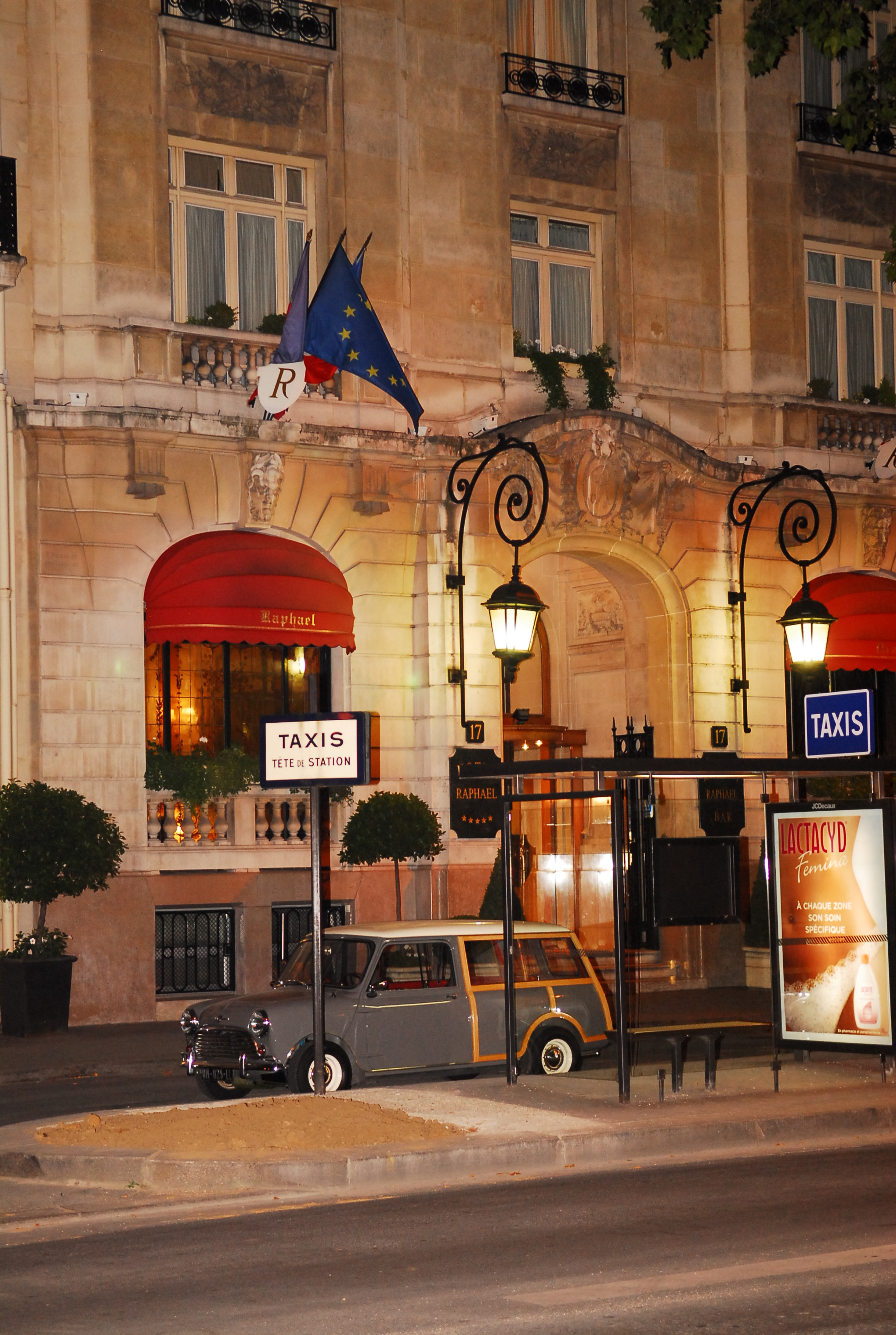 Nikon D200 sample photo. Paris taxi stand at night photography