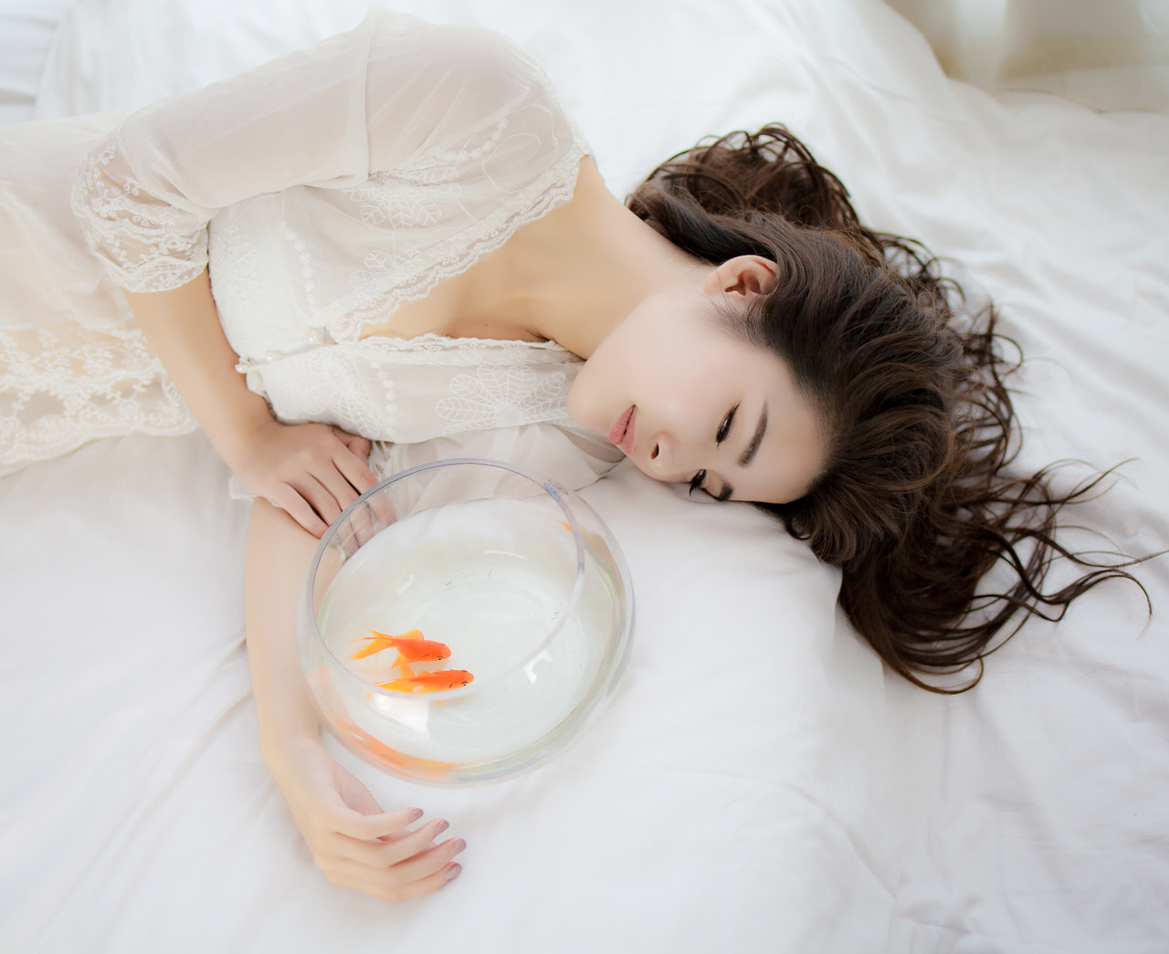 Canon EOS 5D Mark II + Tamron SP 35mm F1.8 Di VC USD sample photo. Girl and fish photography