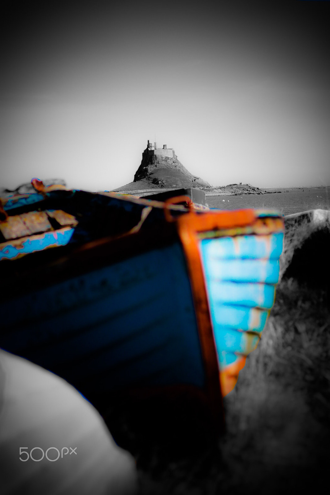 Canon EOS 750D (EOS Rebel T6i / EOS Kiss X8i) + Canon EF 50mm F1.4 USM sample photo. Lindisfarne blue boat and castle photography