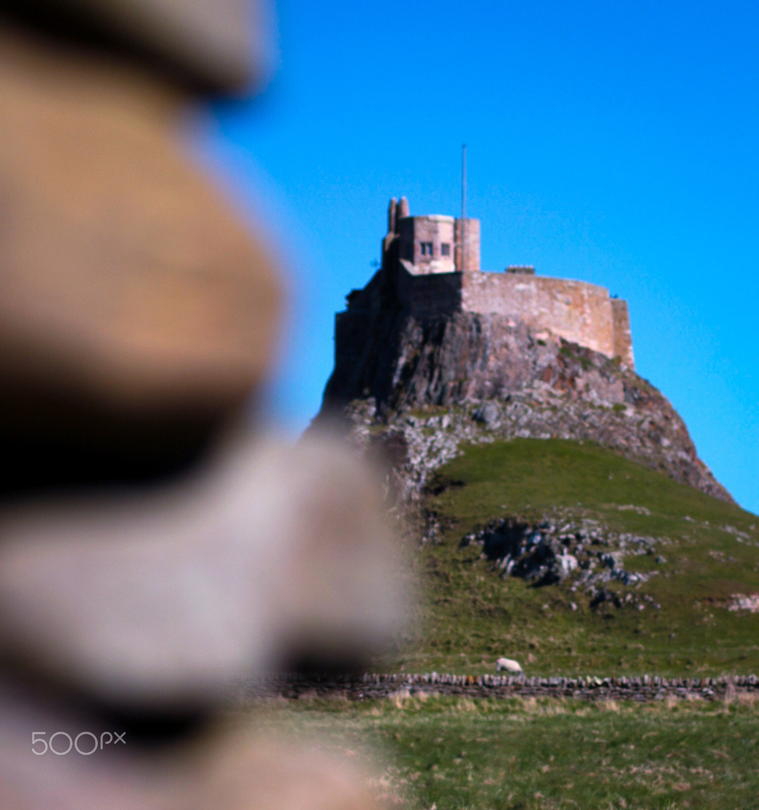 Canon EOS 750D (EOS Rebel T6i / EOS Kiss X8i) + Canon EF 50mm F1.4 USM sample photo. Lindisfarne castle and wall in colour photography