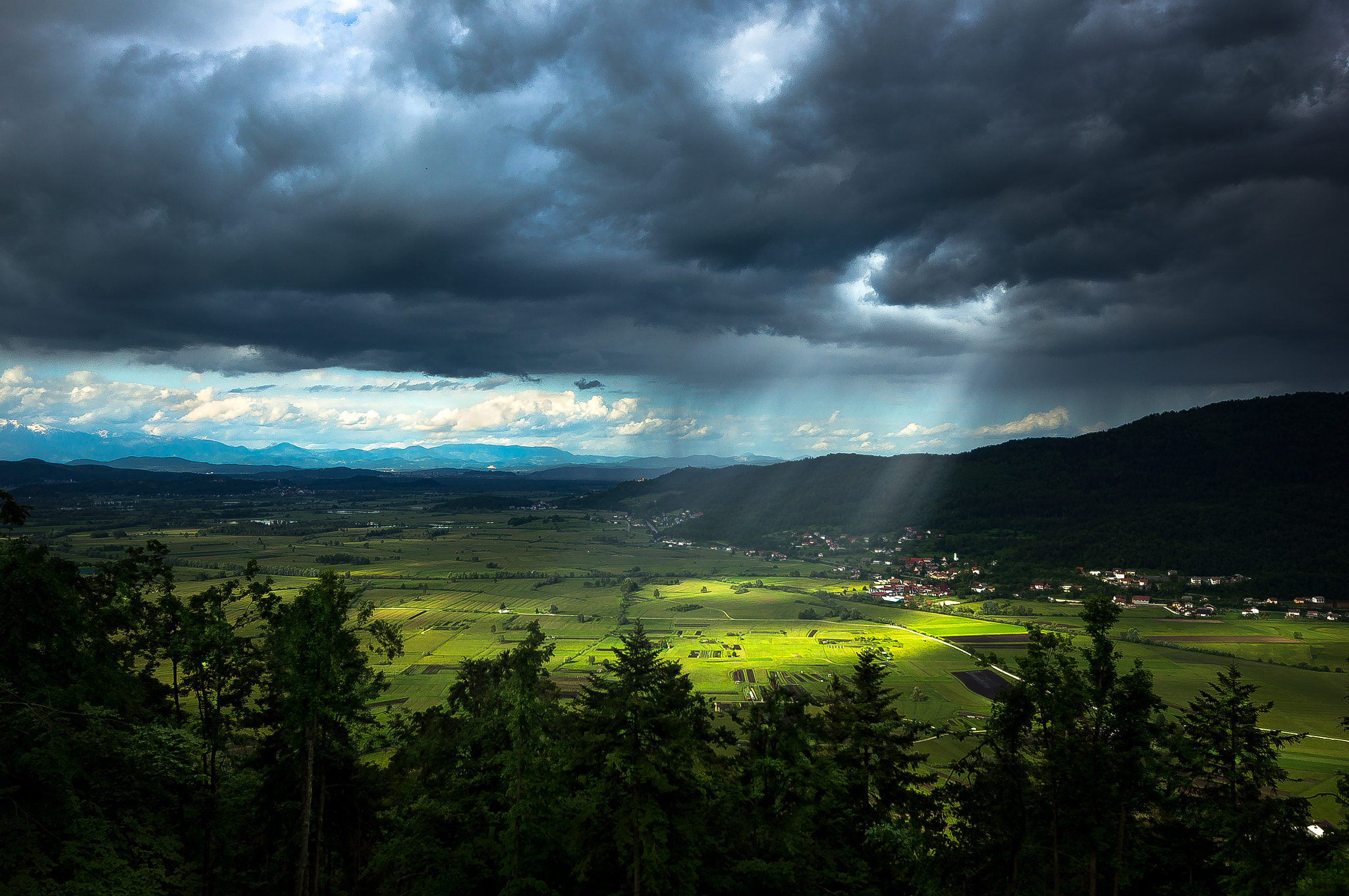 Sigma AF 10-20mm F4-5.6 EX DC sample photo. Rain is coming photography