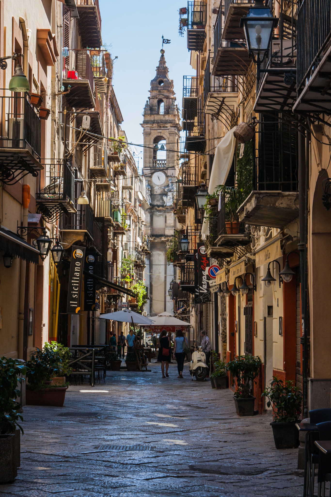 Canon EOS 450D (EOS Rebel XSi / EOS Kiss X2) sample photo. Narrow street of palermo photography