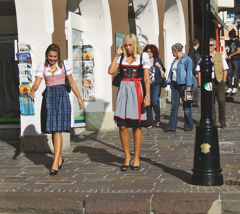HP PHOTOSMART R927  (V01.00) sample photo. Traditional lasses. photography