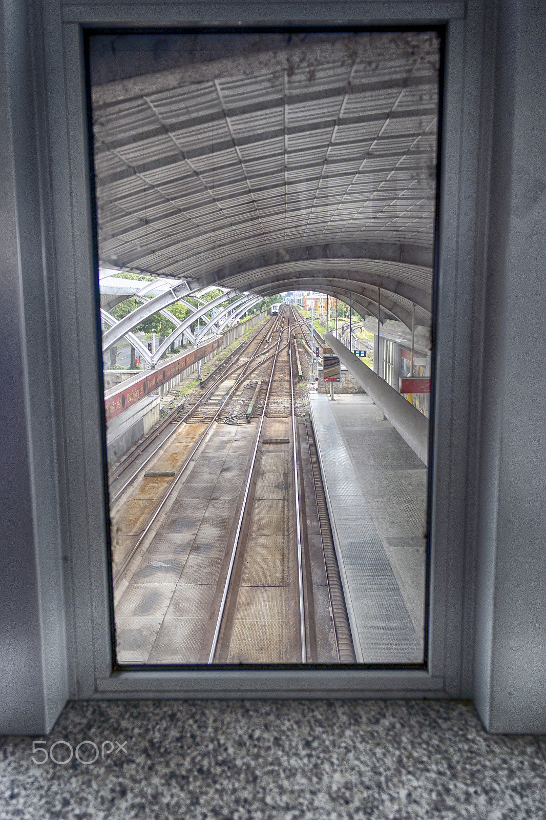 Samsung NX 20-50mm F3.5-5.6 ED sample photo. Metro photography