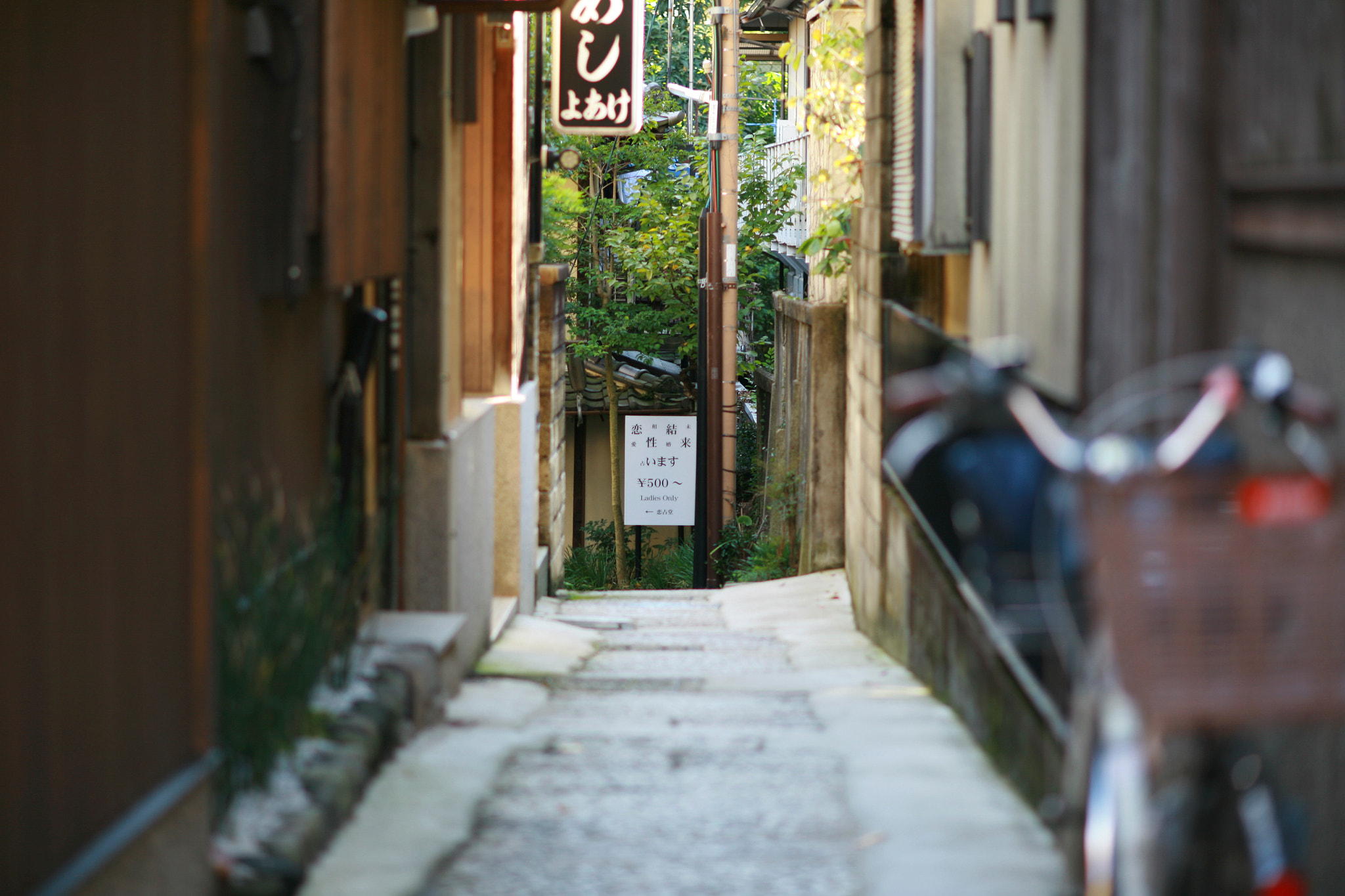 Canon EOS 5D + Canon EF 100mm F2.0 USM sample photo. What's written? photography