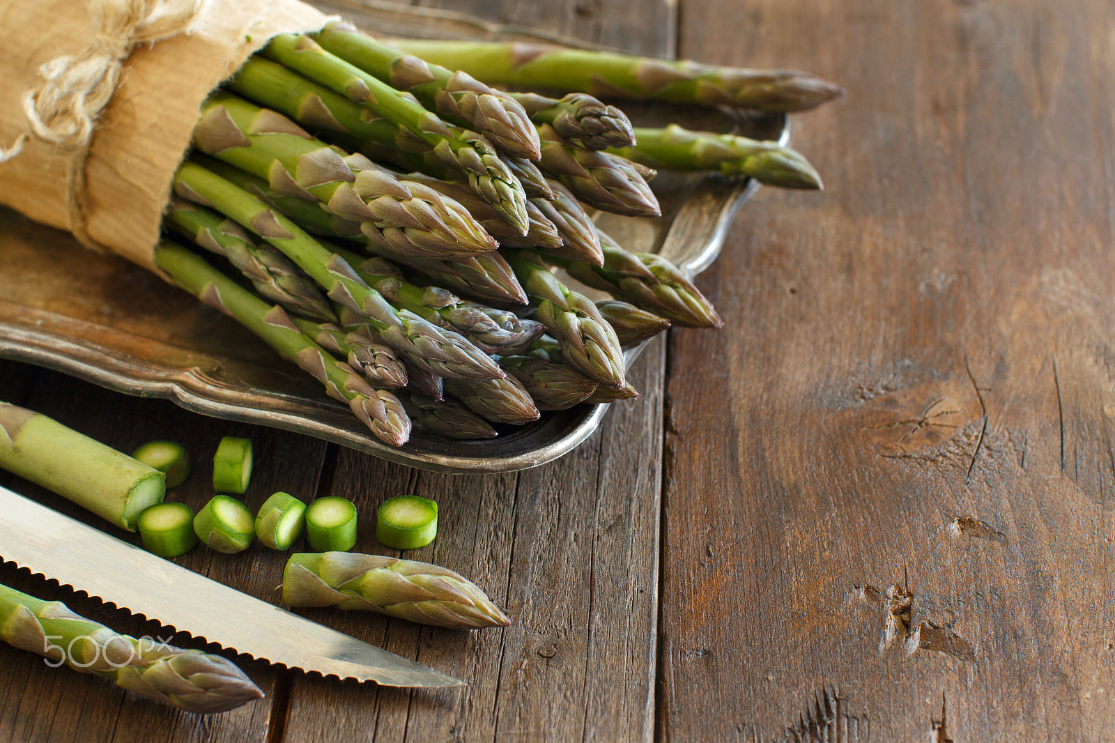 Canon EOS 650D (EOS Rebel T4i / EOS Kiss X6i) + Canon EF 50mm F1.2L USM sample photo. Fresh asparagus with knife photography